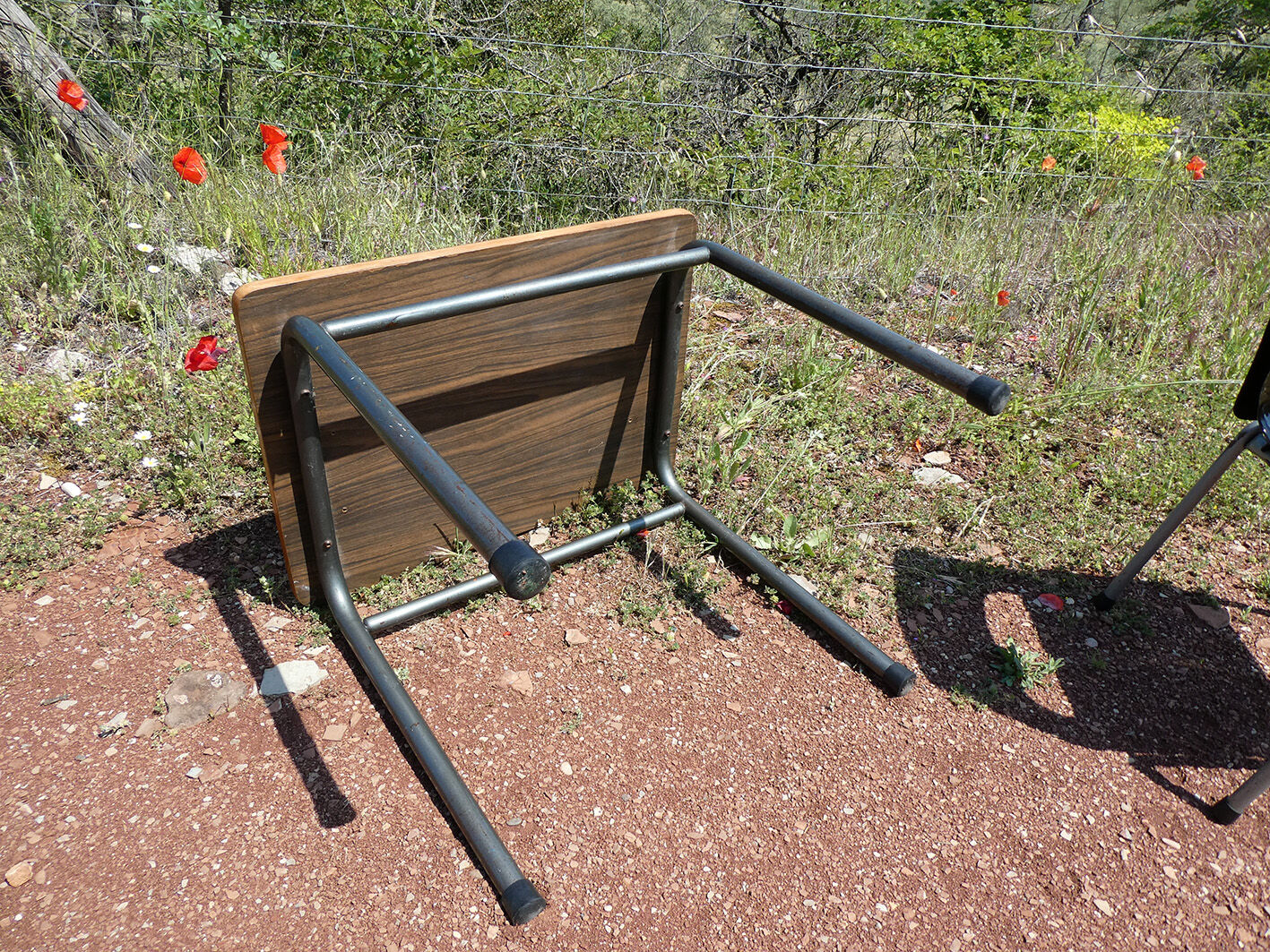 Ensemble de bureau rouge et chaise vintage d'écolier