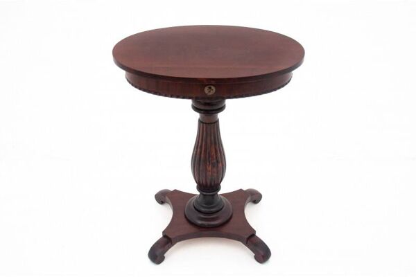 Table à fils ancienne, Europe du Nord, vers 1860. Après rénovation.