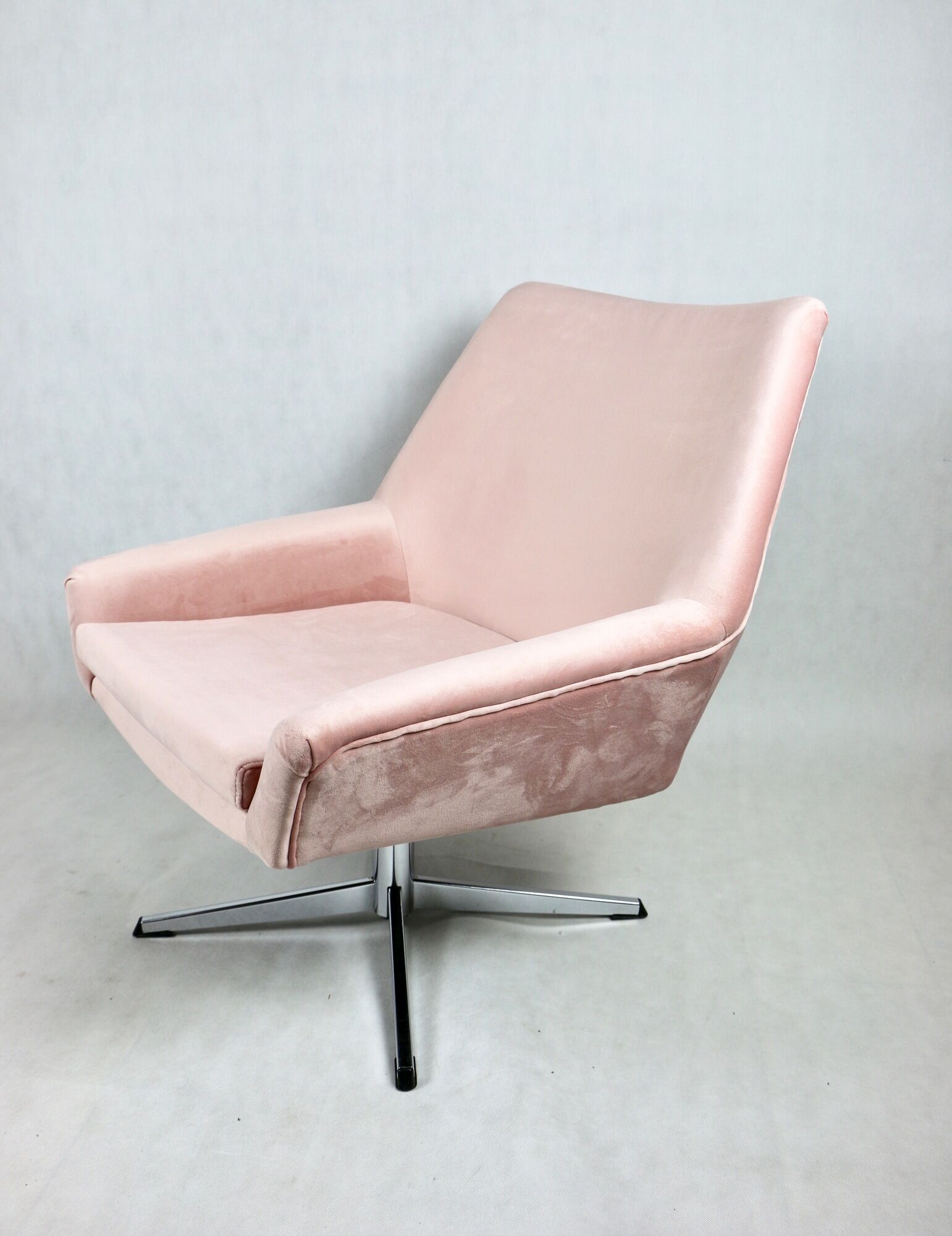 Pink swivel armchair, 1980s