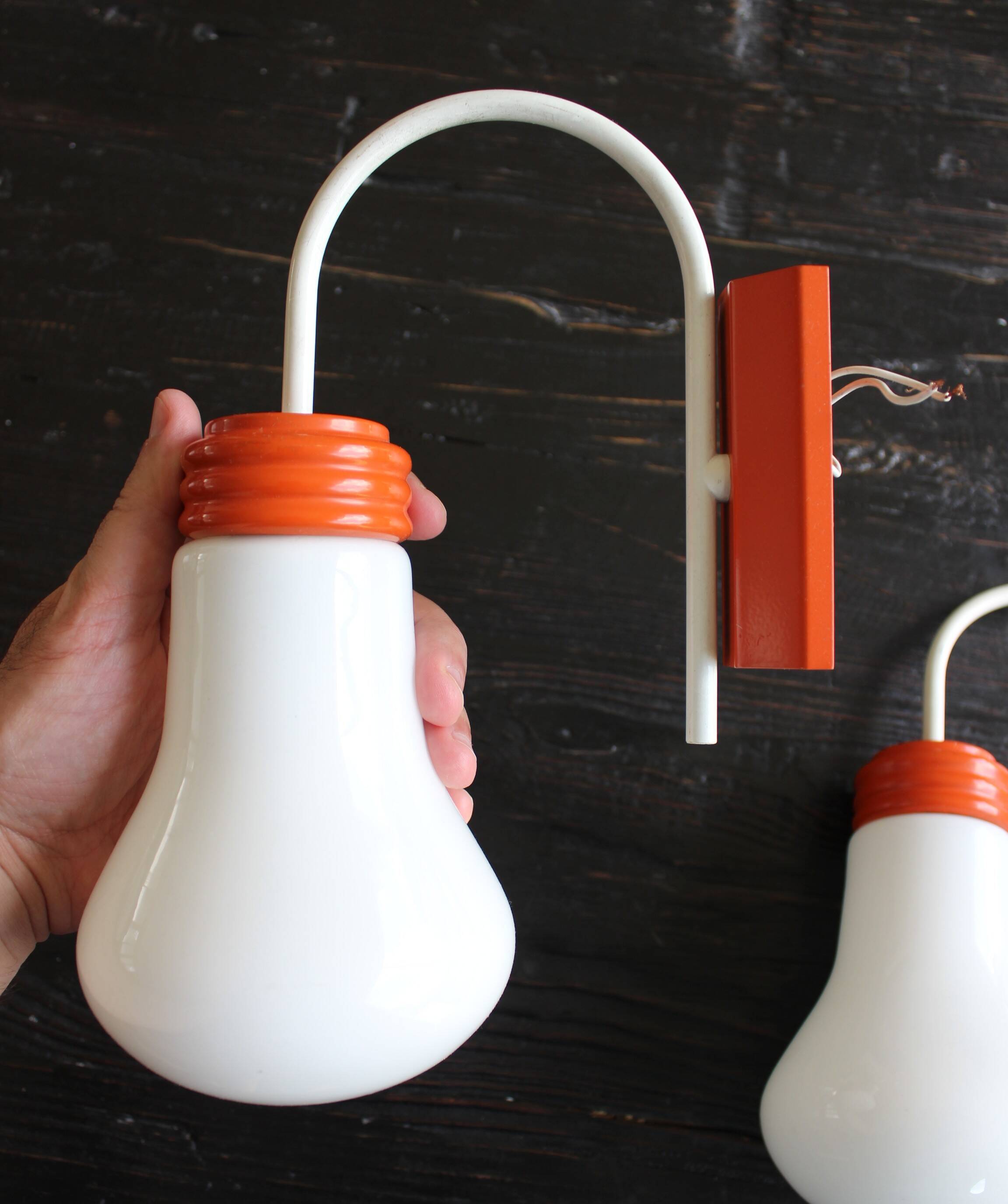 Ancienne paire d'appliques design 70 orange forme d'ampoule vintage