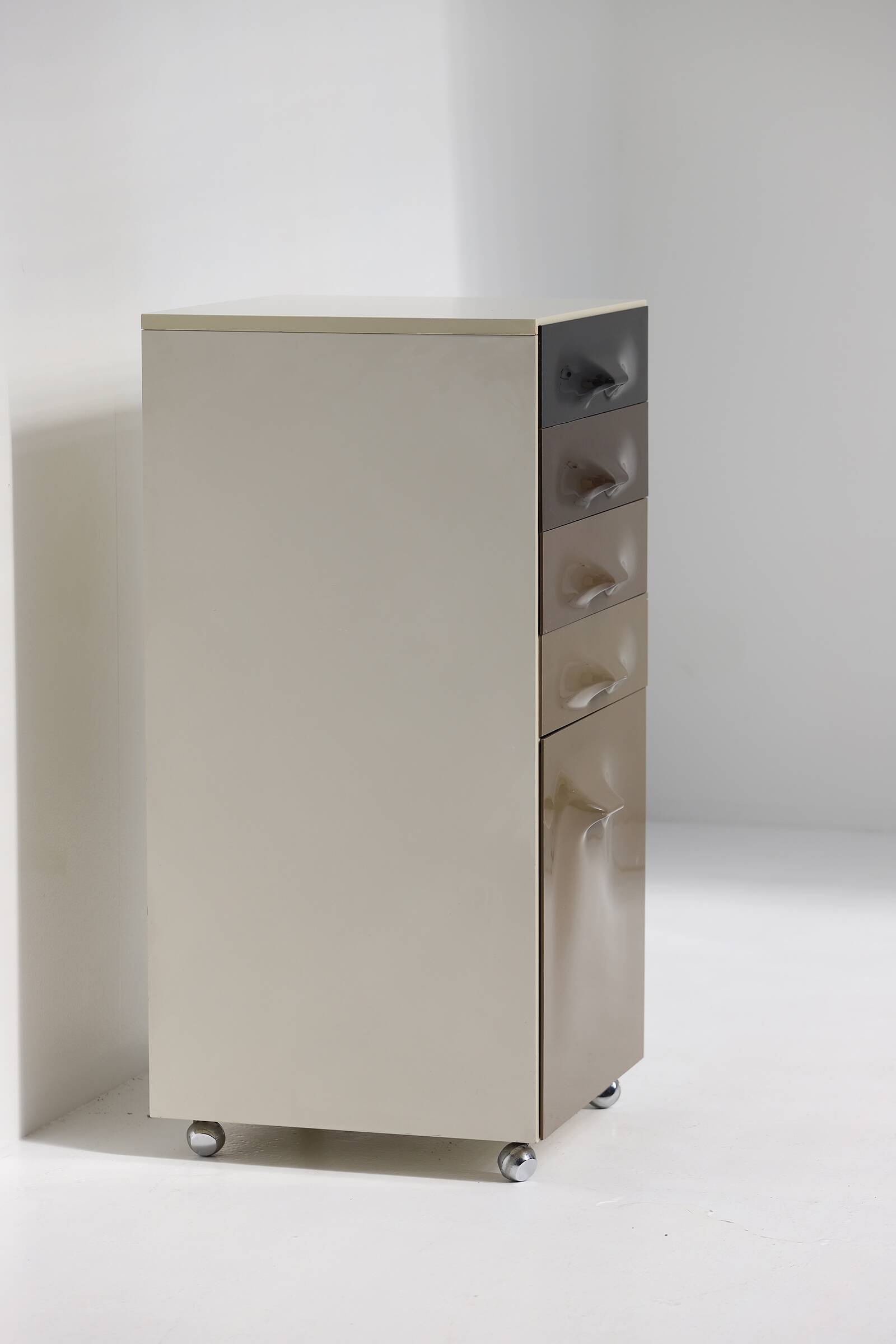 DF2000 trolley bar cabinet by Raymond Loewy for the Doubinsky Frères 1968