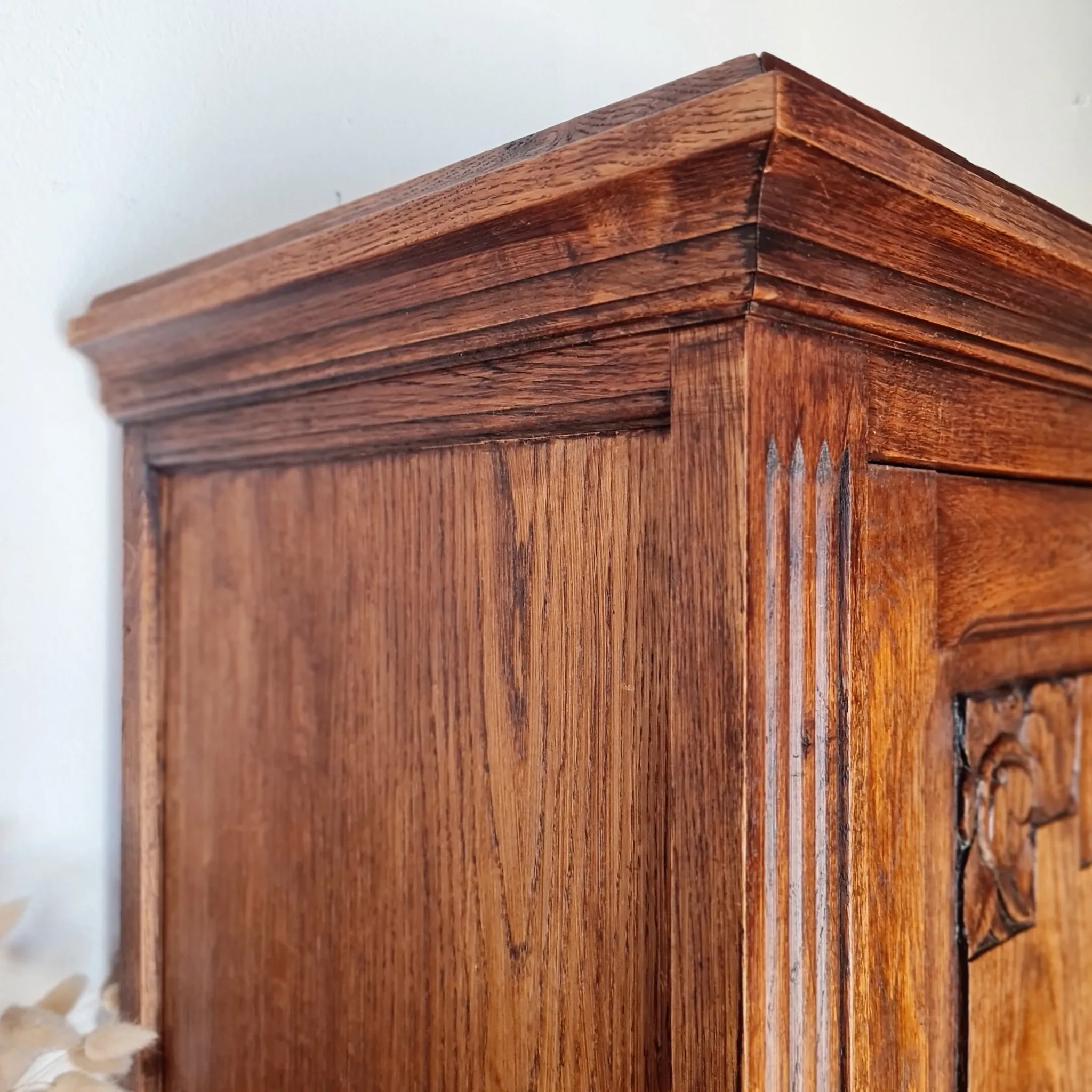 Antique carved wooden bonnetière – Art Deco / Art Nouveau style