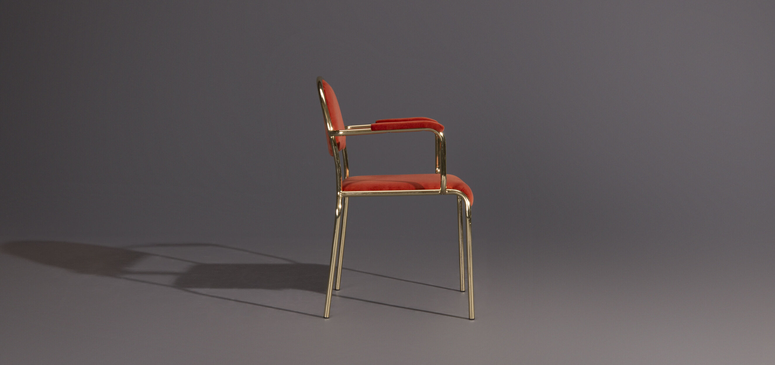 Fauteuiil Hollywood Regency à Volterra 42, avec accoudoirs