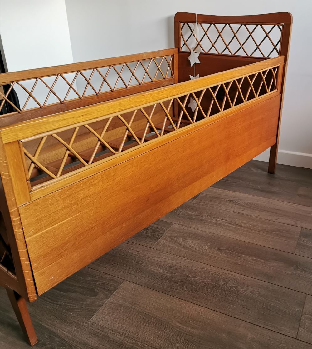 Rattan bed with compass feet