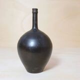 Vase en grès à col étroit à couverte brune.
