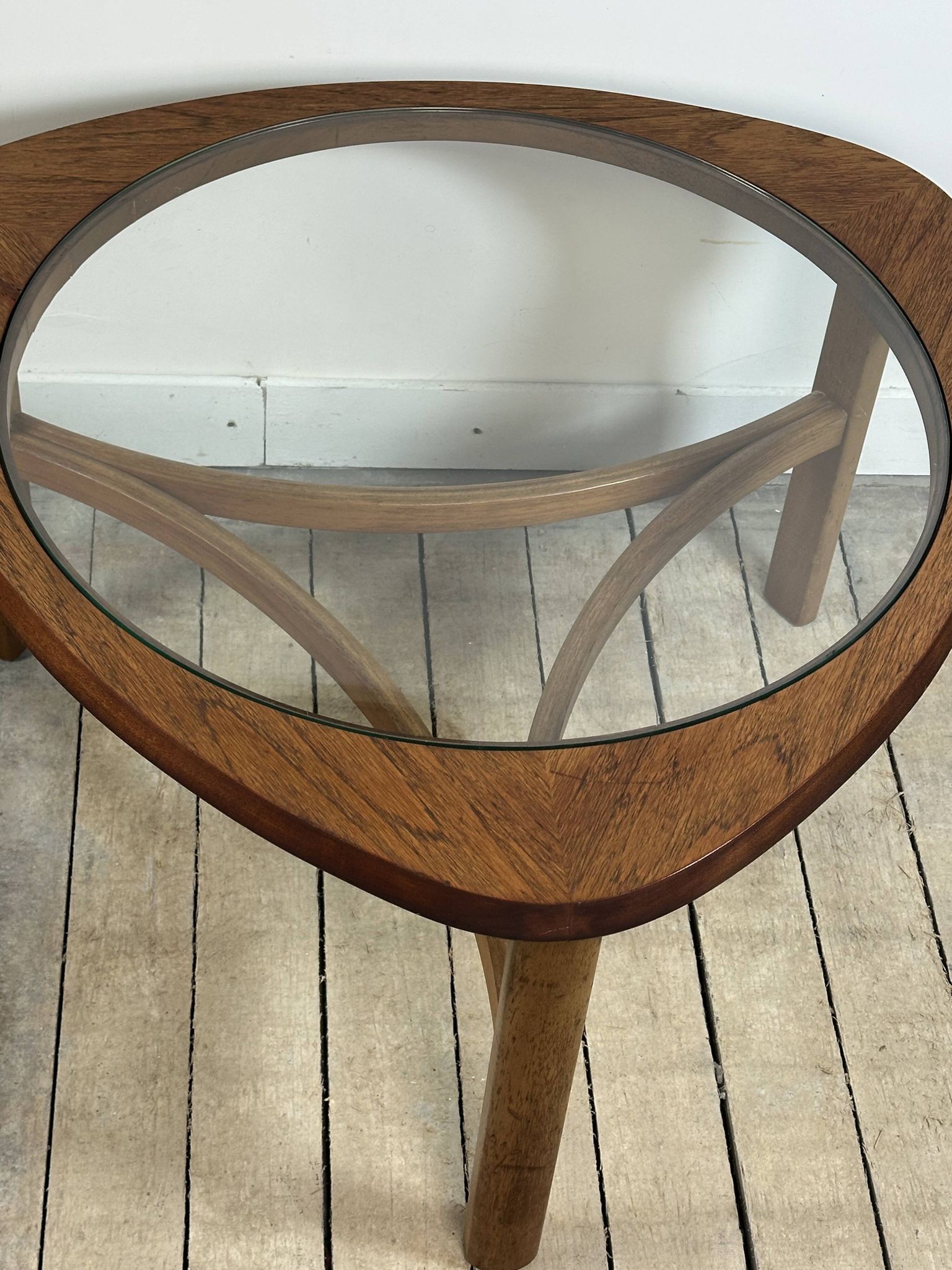 Table basse Tricester par Nathan en teck et vitré 1970