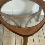Table basse Tricester par Nathan en teck et vitré 1970