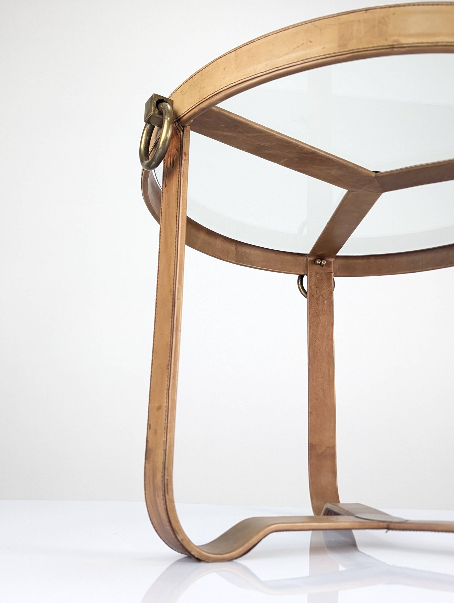 Table basse en laiton et cuir surpiqué