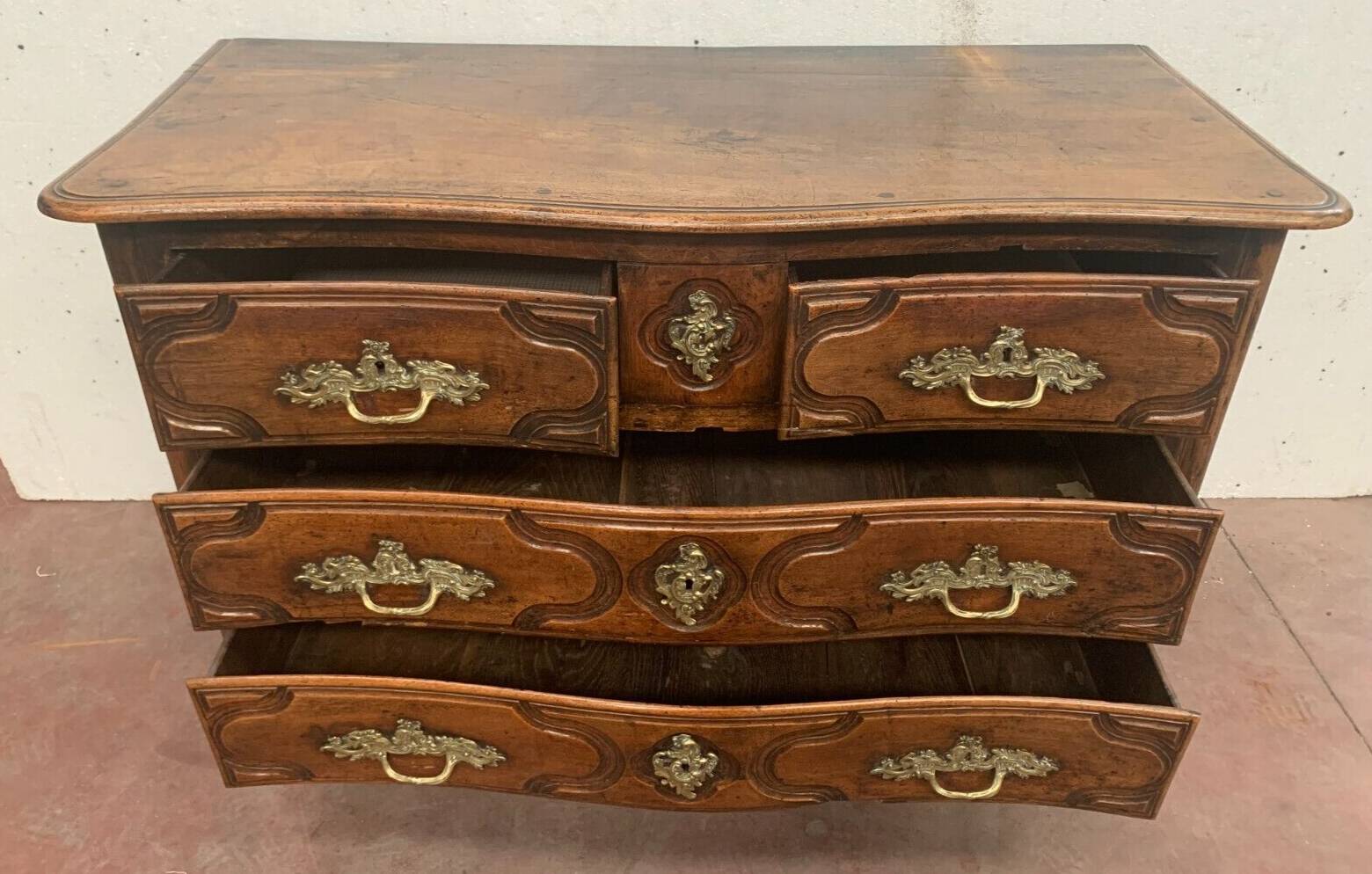 Commode Louis XIV en noyer massif XVIII siècle