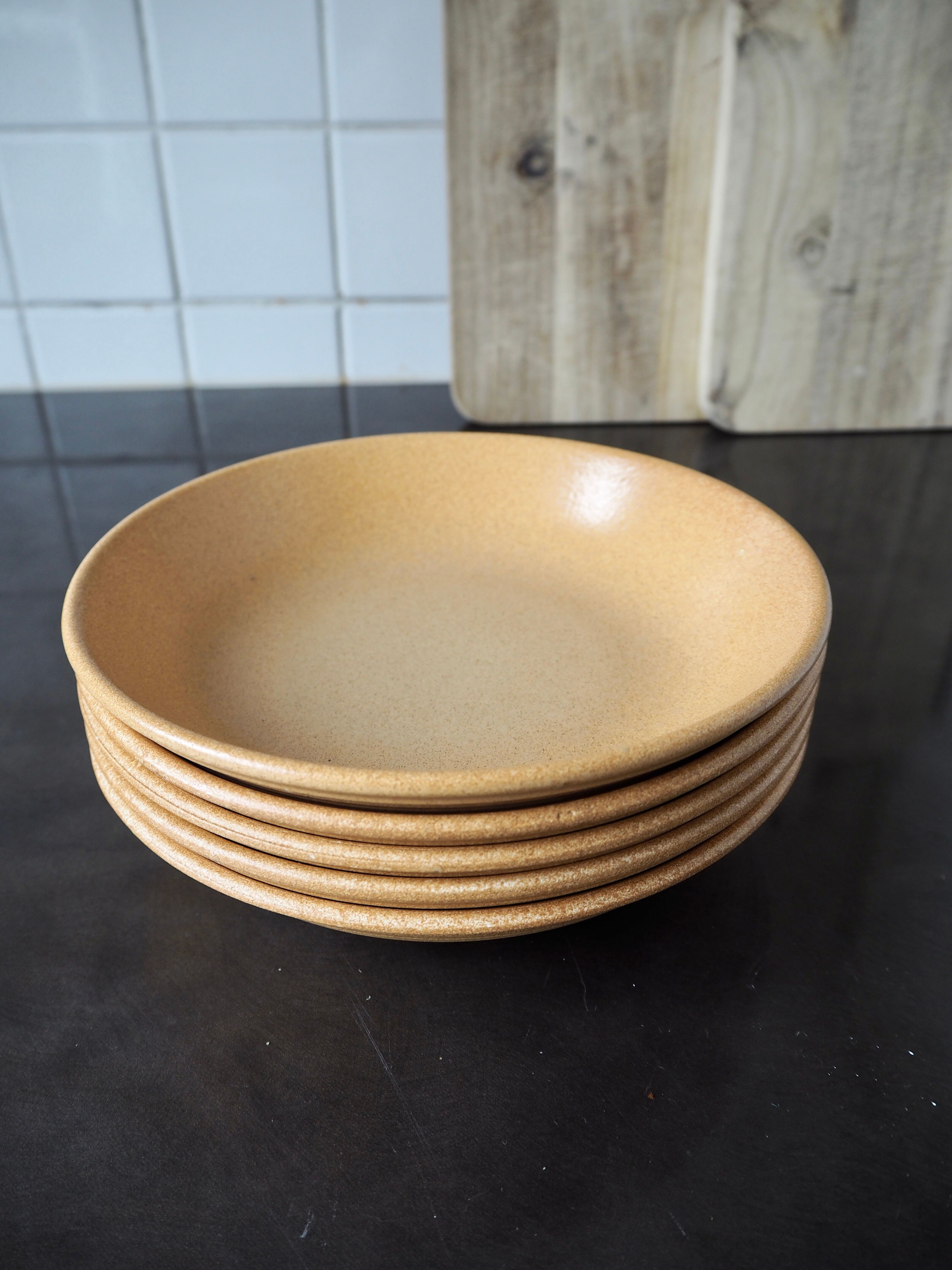 Set of 5 hollow ceramic plates sandstone effect