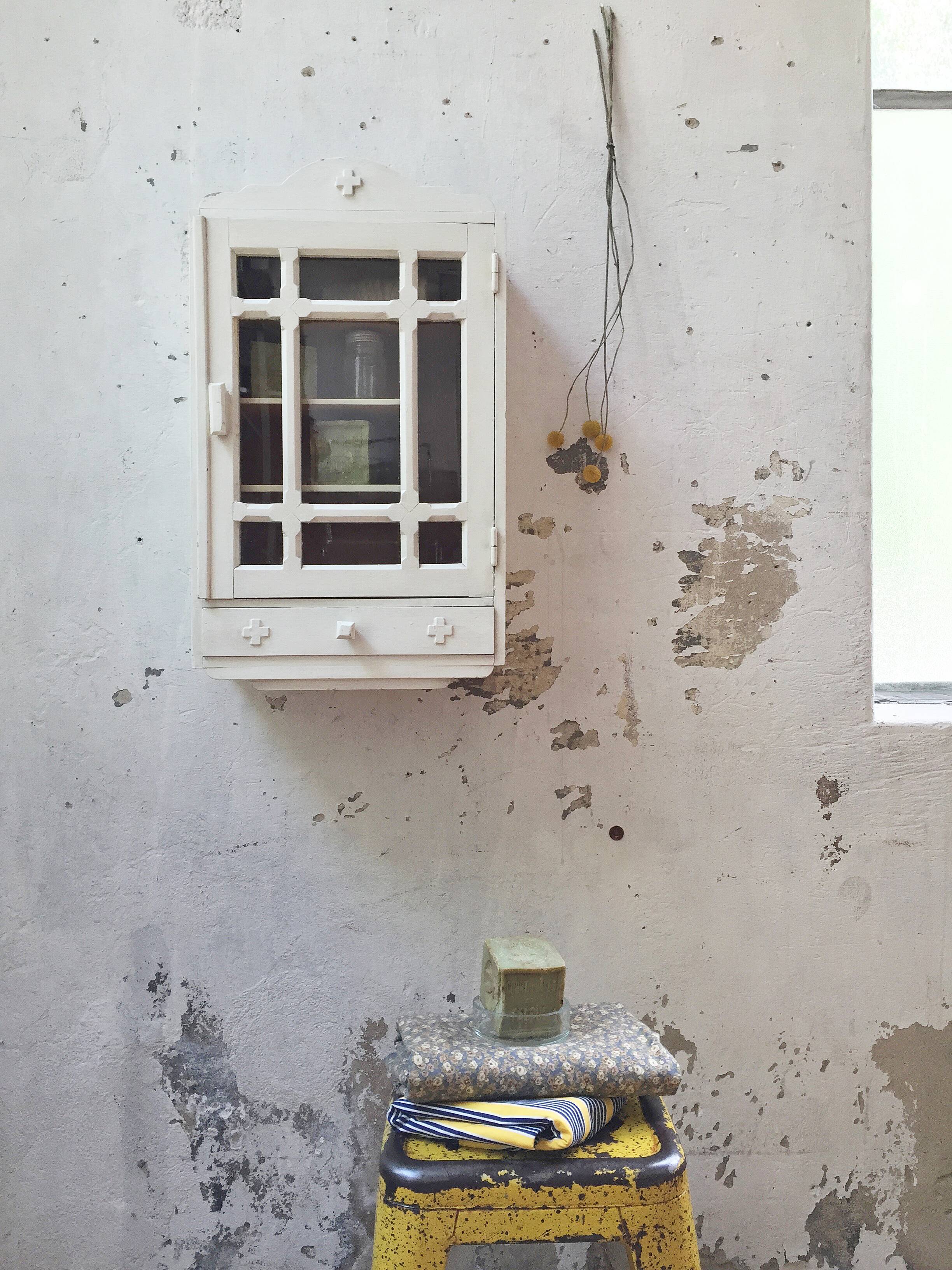 Wardrobe pharmacy 1900