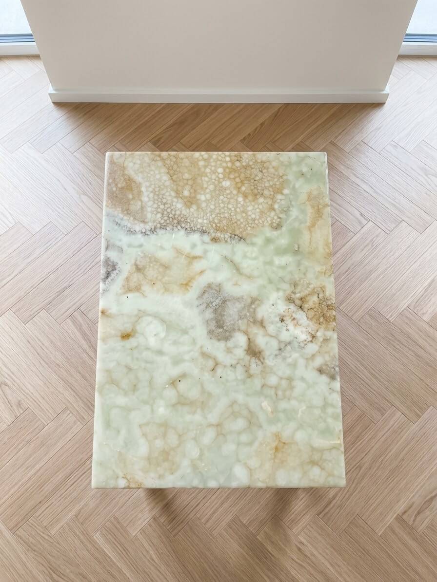 Table basse en marbre doré style rustique