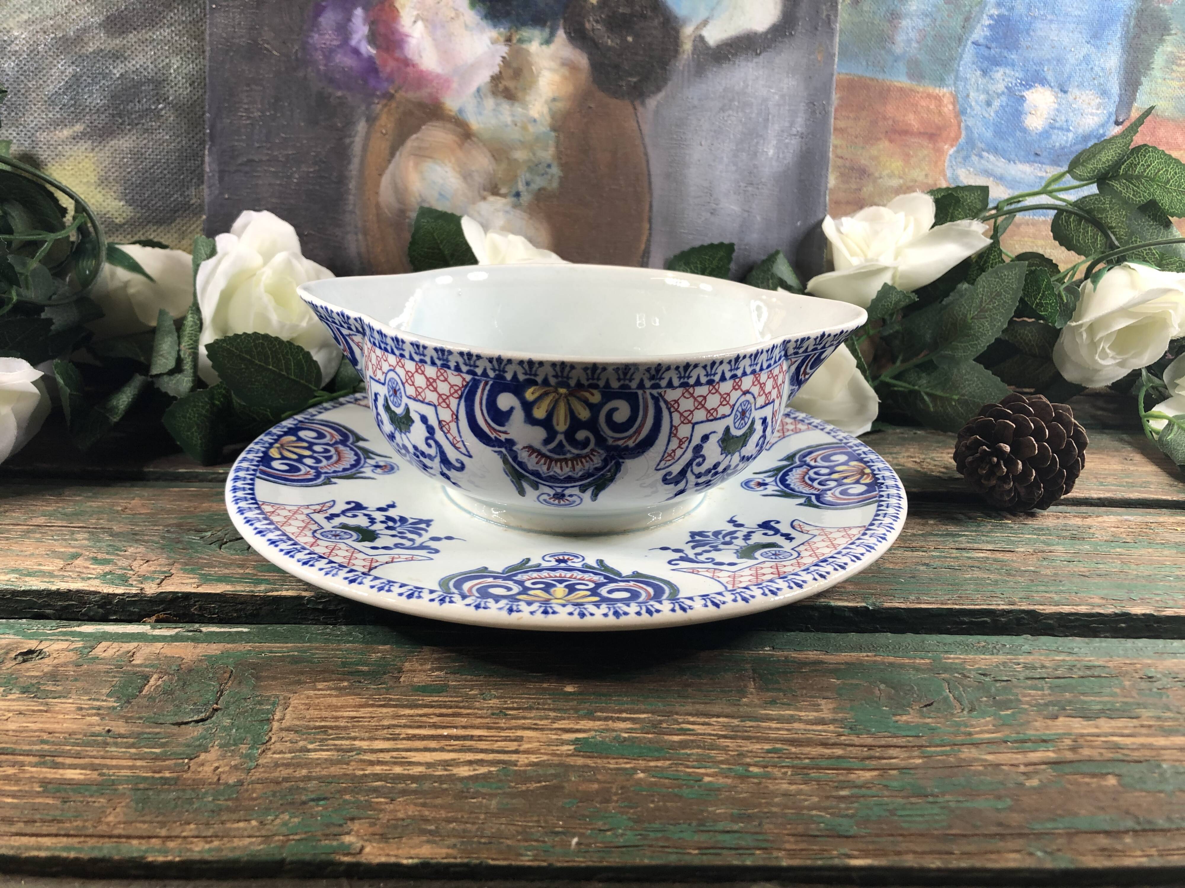 Gravy boat and its frame Gien Royal