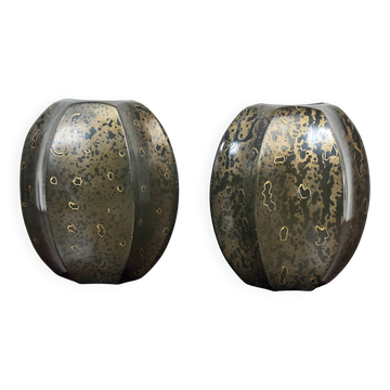 Paire de petits vases méplats époque Art Déco en dinanderie