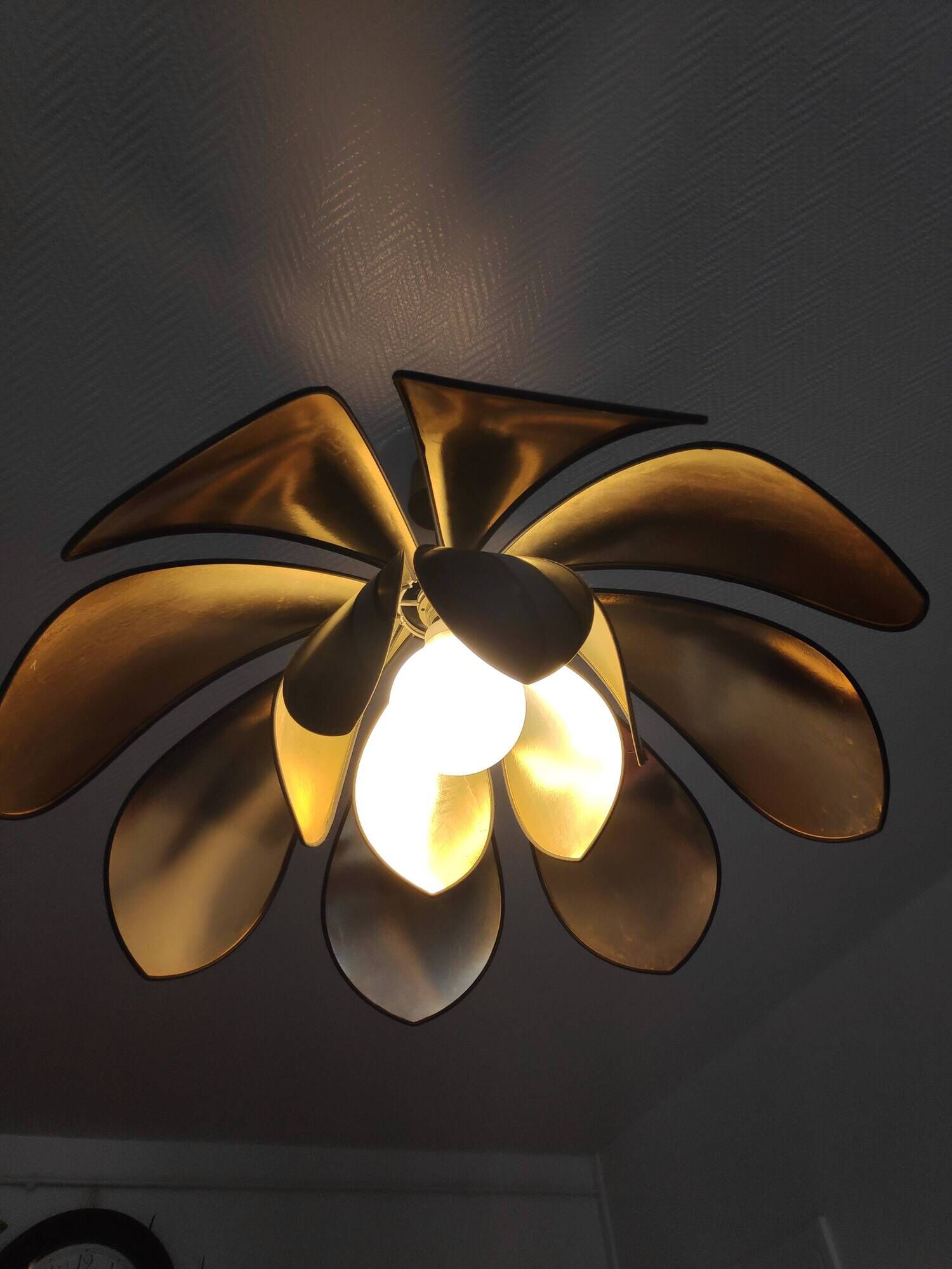 Suspension XXL fleur de lotus de Robert Schuytener noir et or