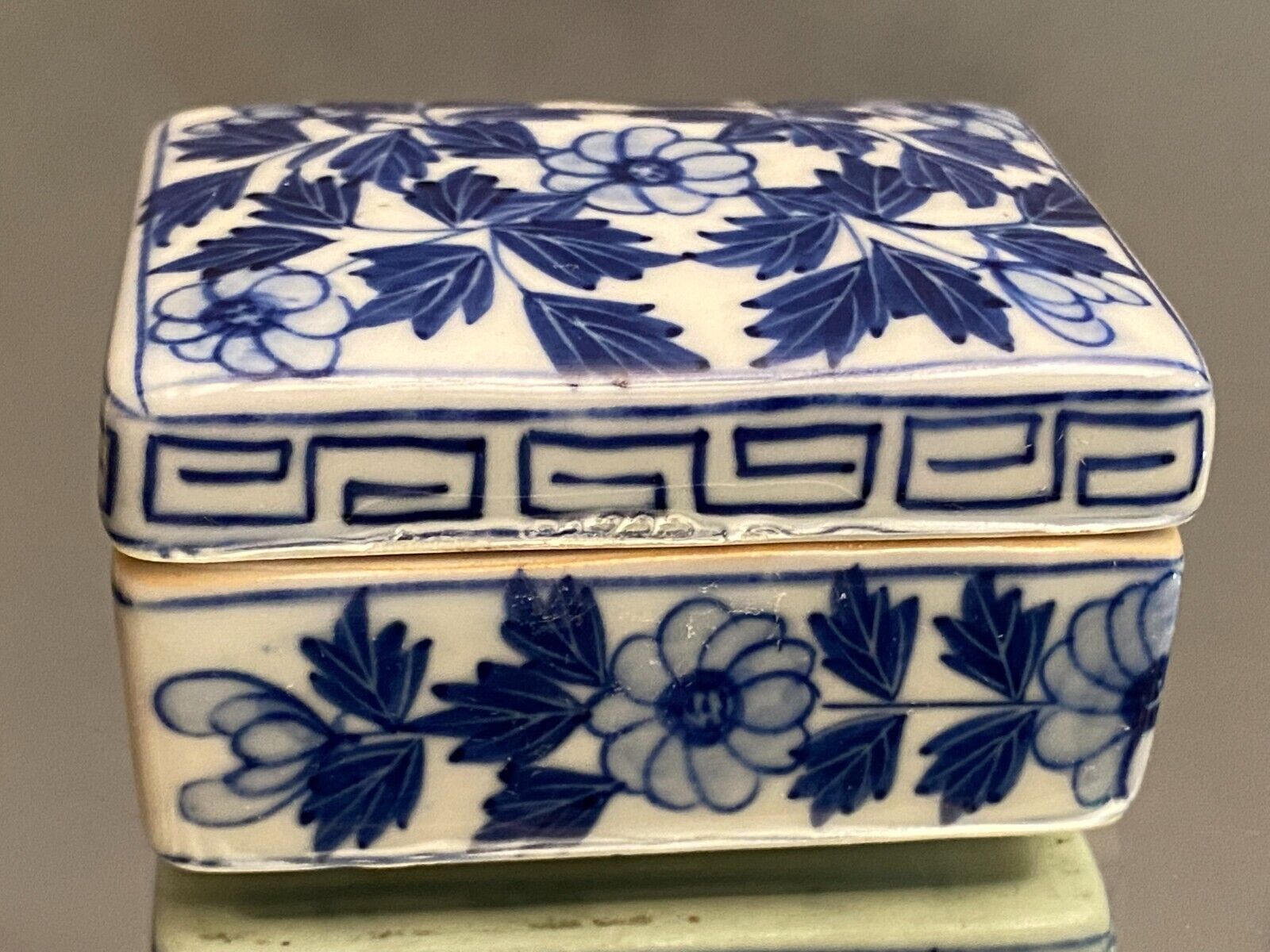Rectangular Asian porcelain pillbox