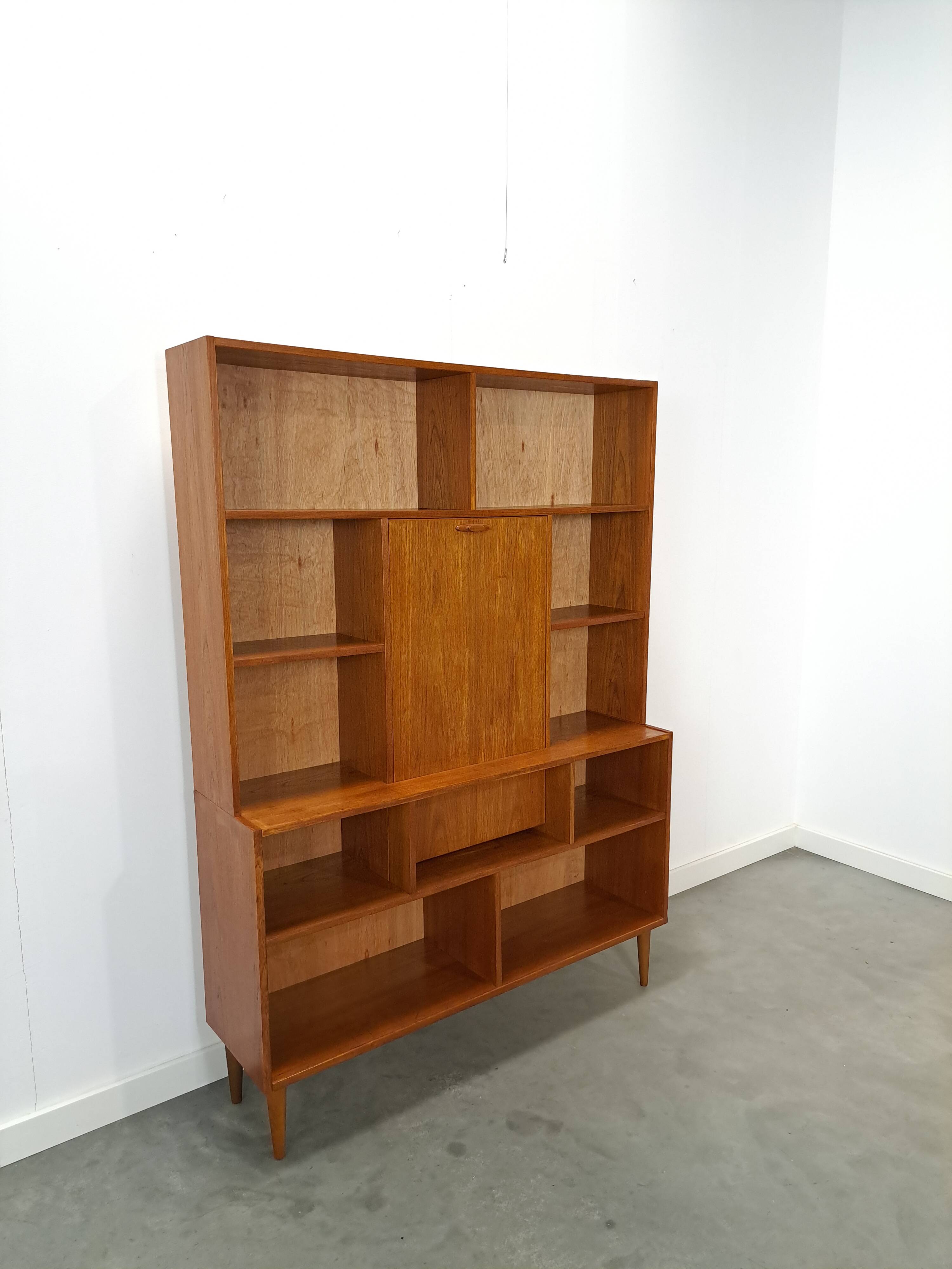 Deens hoge teak vakkenkast met bar vintage wandkast