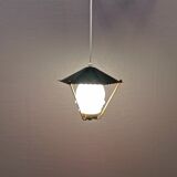 Lampe suspendue danoise des années 50-60 en laiton, métal et avec abat-jour en verre blanc laiteux.