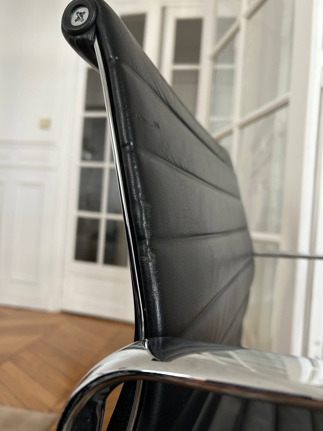 Chaise de bureau Eames Vitra EA118 en cuir