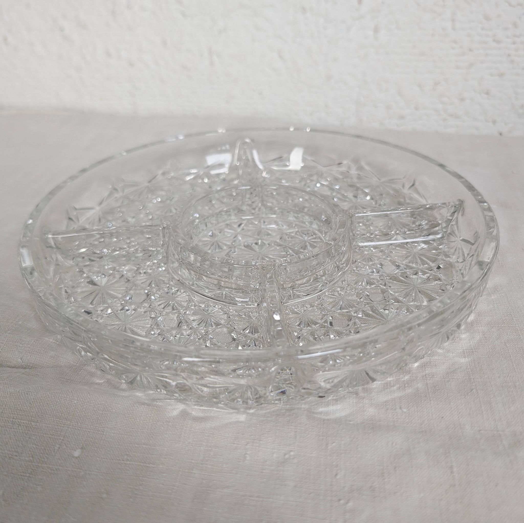Round glass moulded aperitif plate with compartments