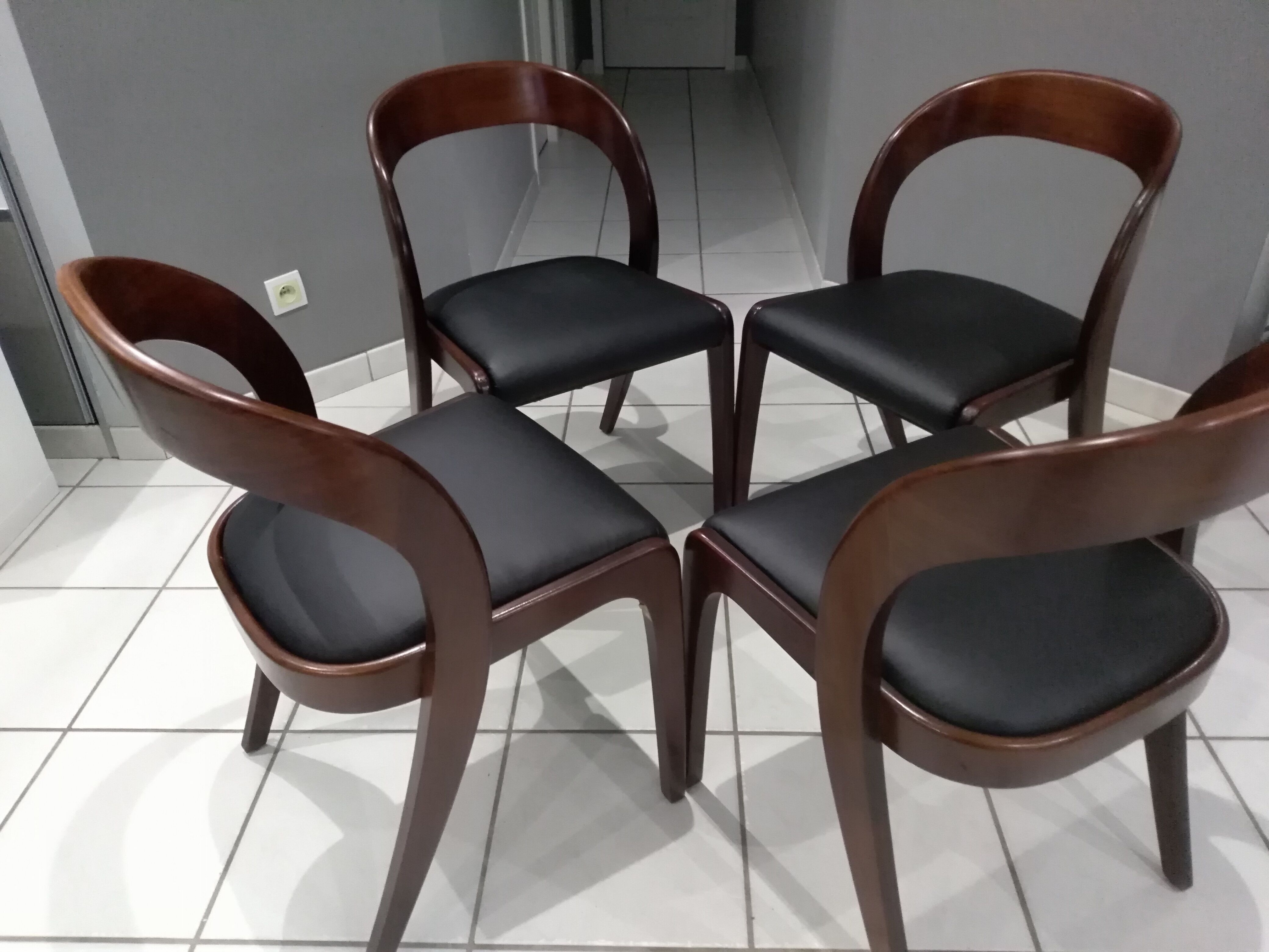 Suite de 4 Chaises a manger Baumann modèle " Gondole" années 1970