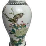 China, small porcelain vase from Jingdezhen with volatile decoration, 20th century.