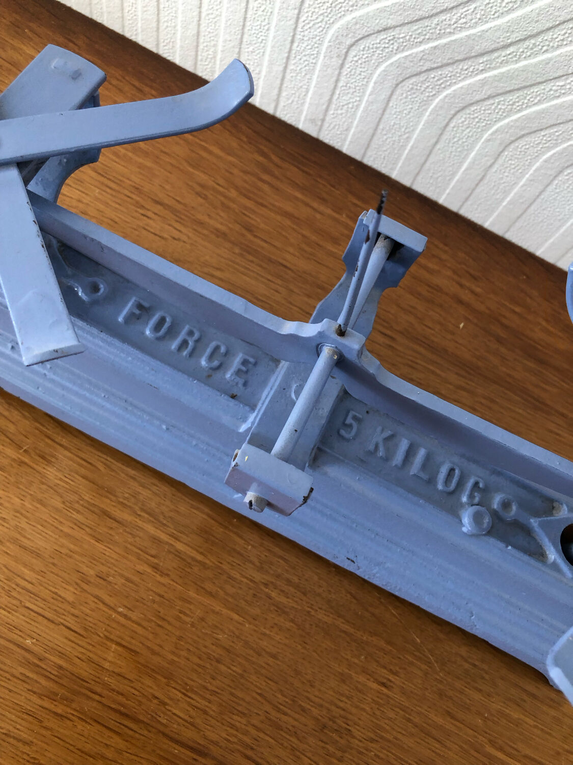 Old scale Force 5 kilos Roberval blue