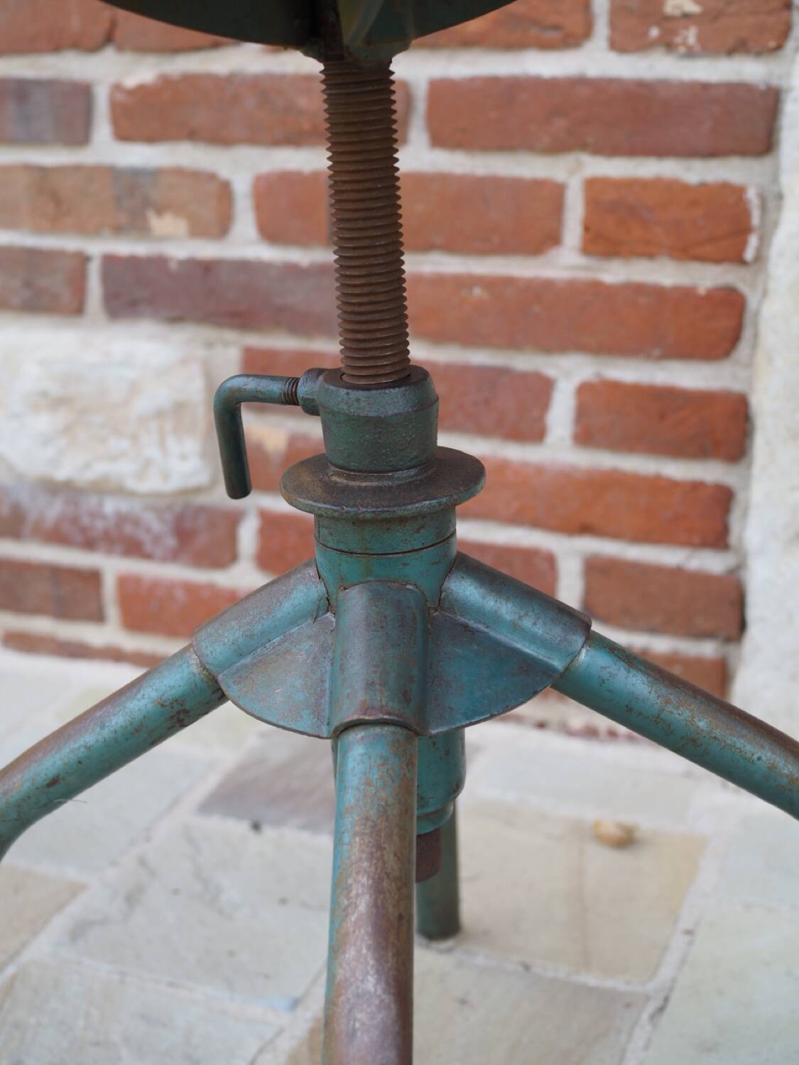 Tabouret industriel d’usine métal et bois