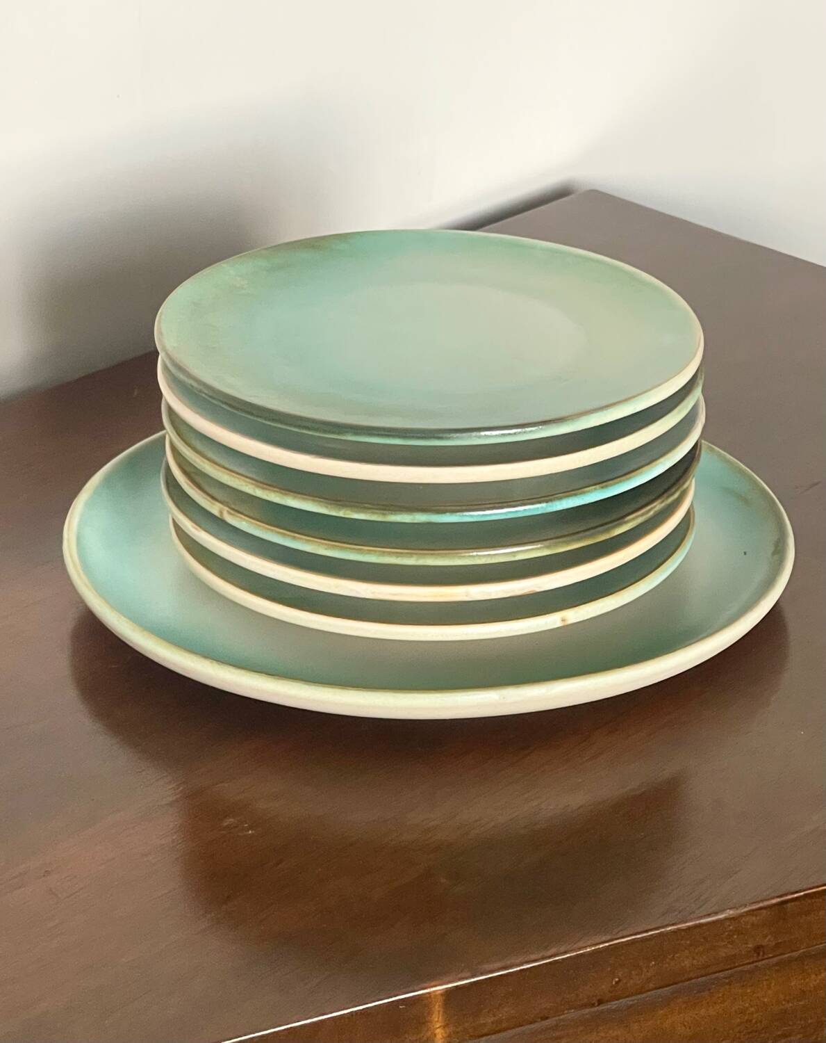 Service d’assiettes en grès émaillé