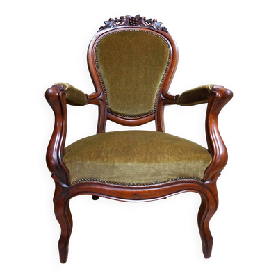 Fauteuil Napoléon III en acajou avec décoration de raisins sculptés sur le dessus, années 1870.