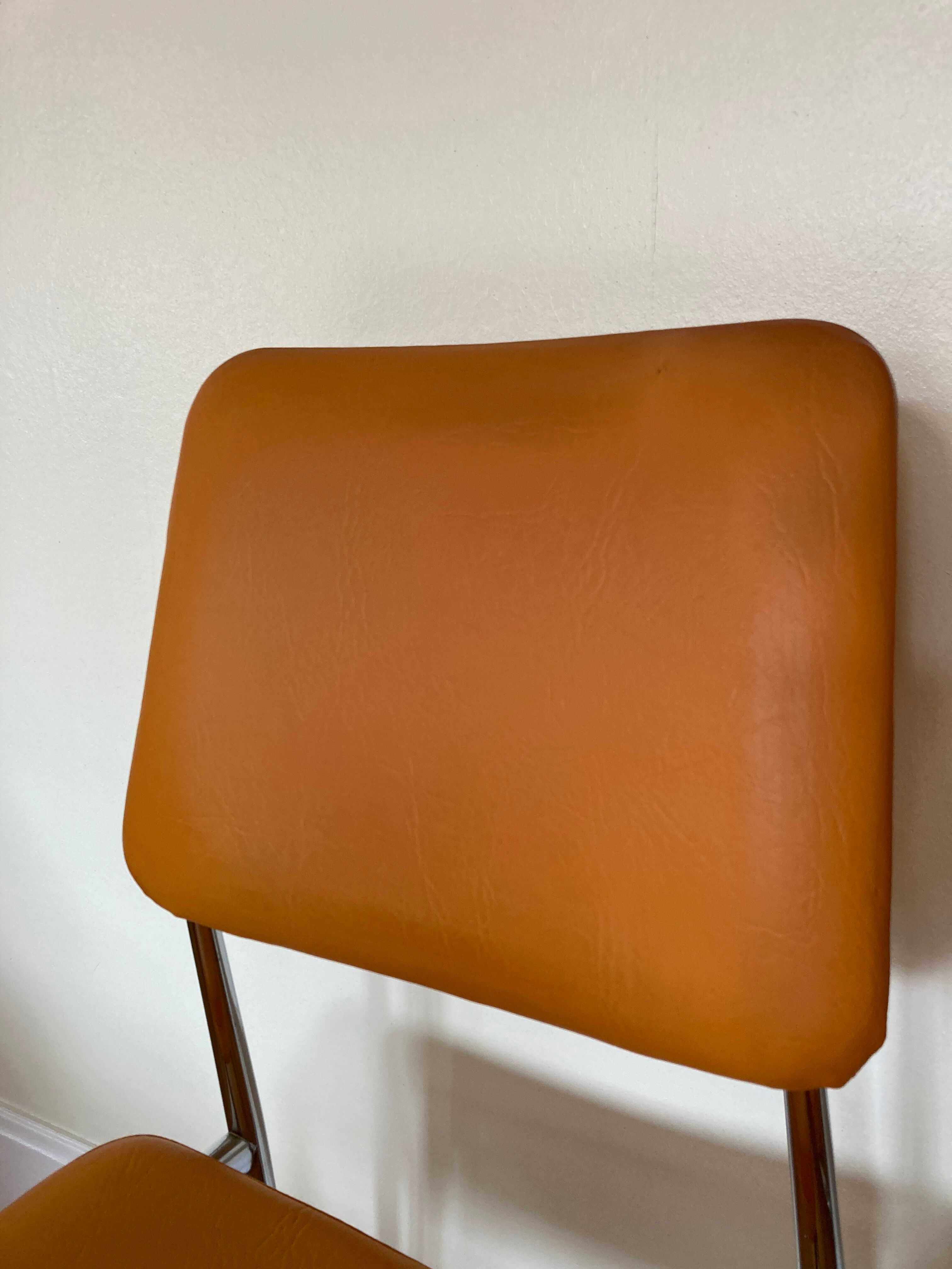 Paire de chaises chromé et skai orange