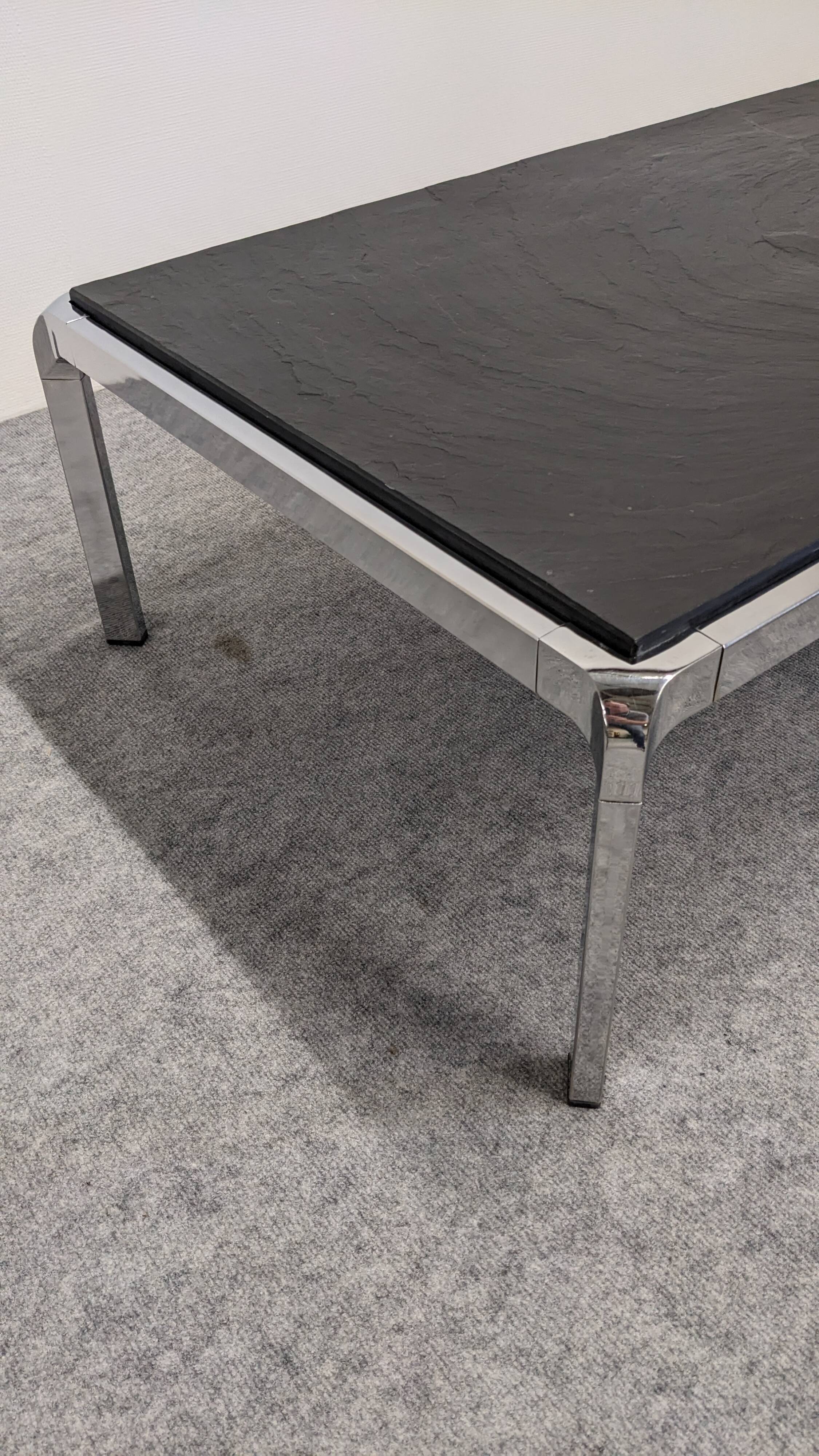 Table basse moderniste en ardoise et métal chromé, Italie vers 1970
