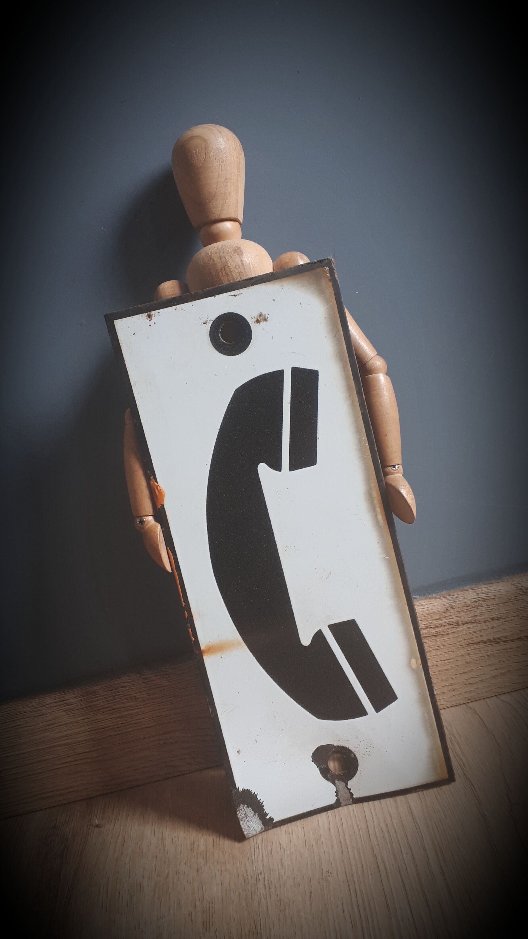 Enamelled phone plate
