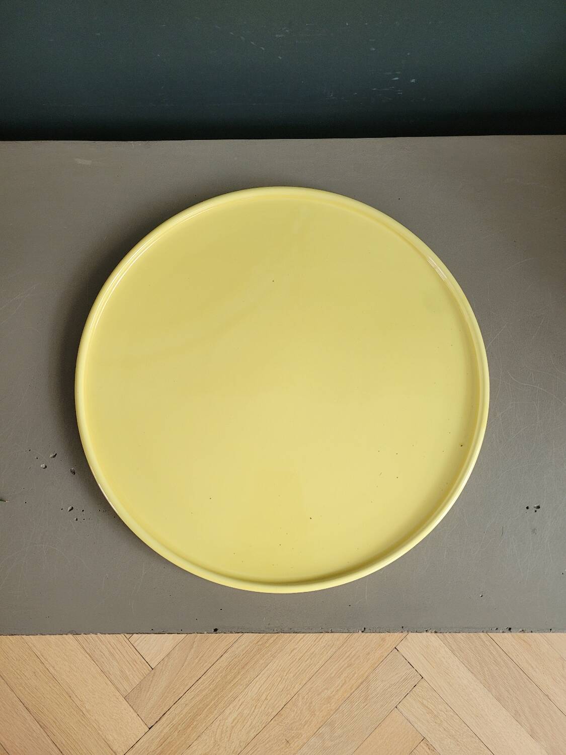 Grand plat en porcelaine jaune estampillé fg val d'or