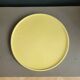 Grand plat en porcelaine jaune estampillé fg val d'or