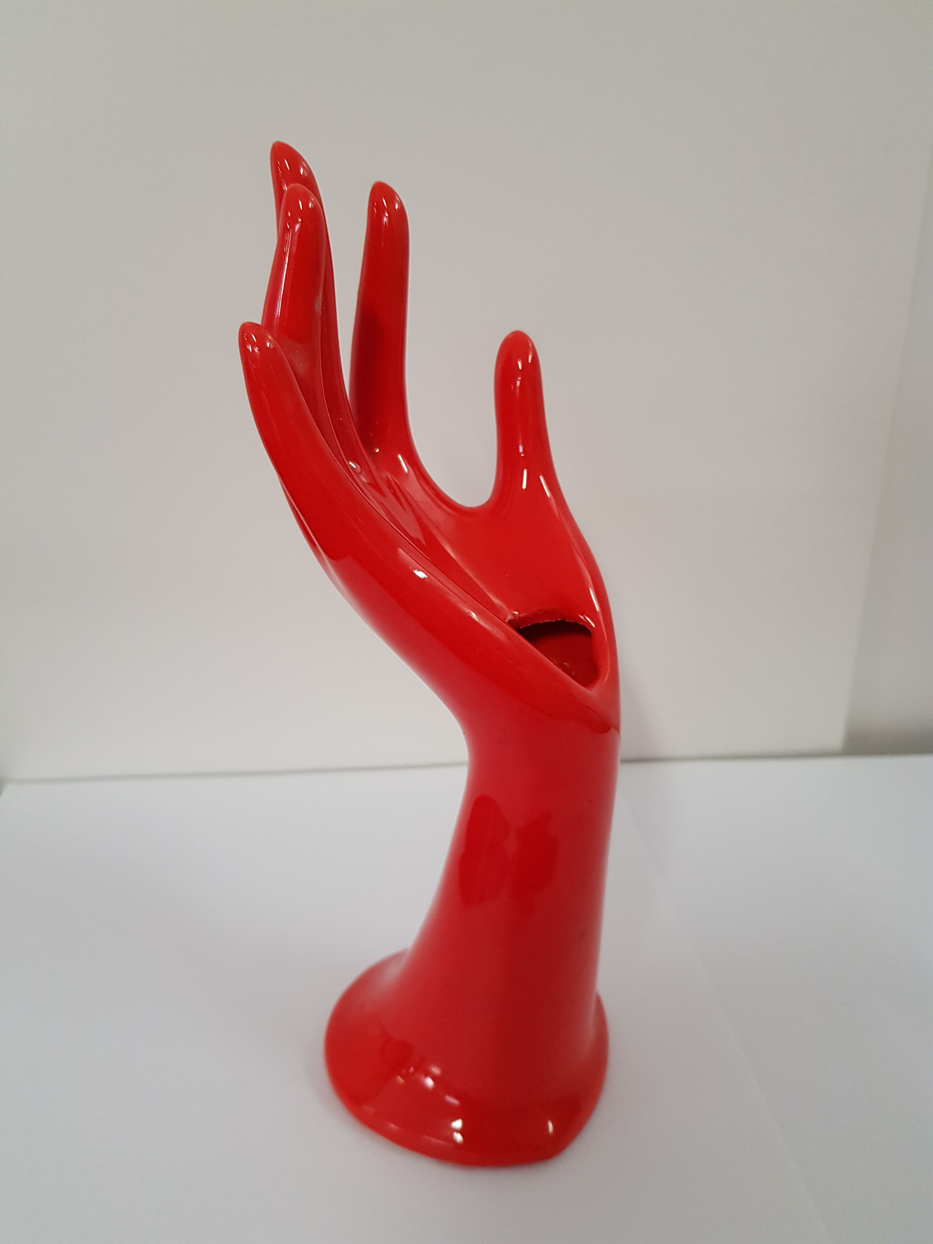 Hand baguier in red faience