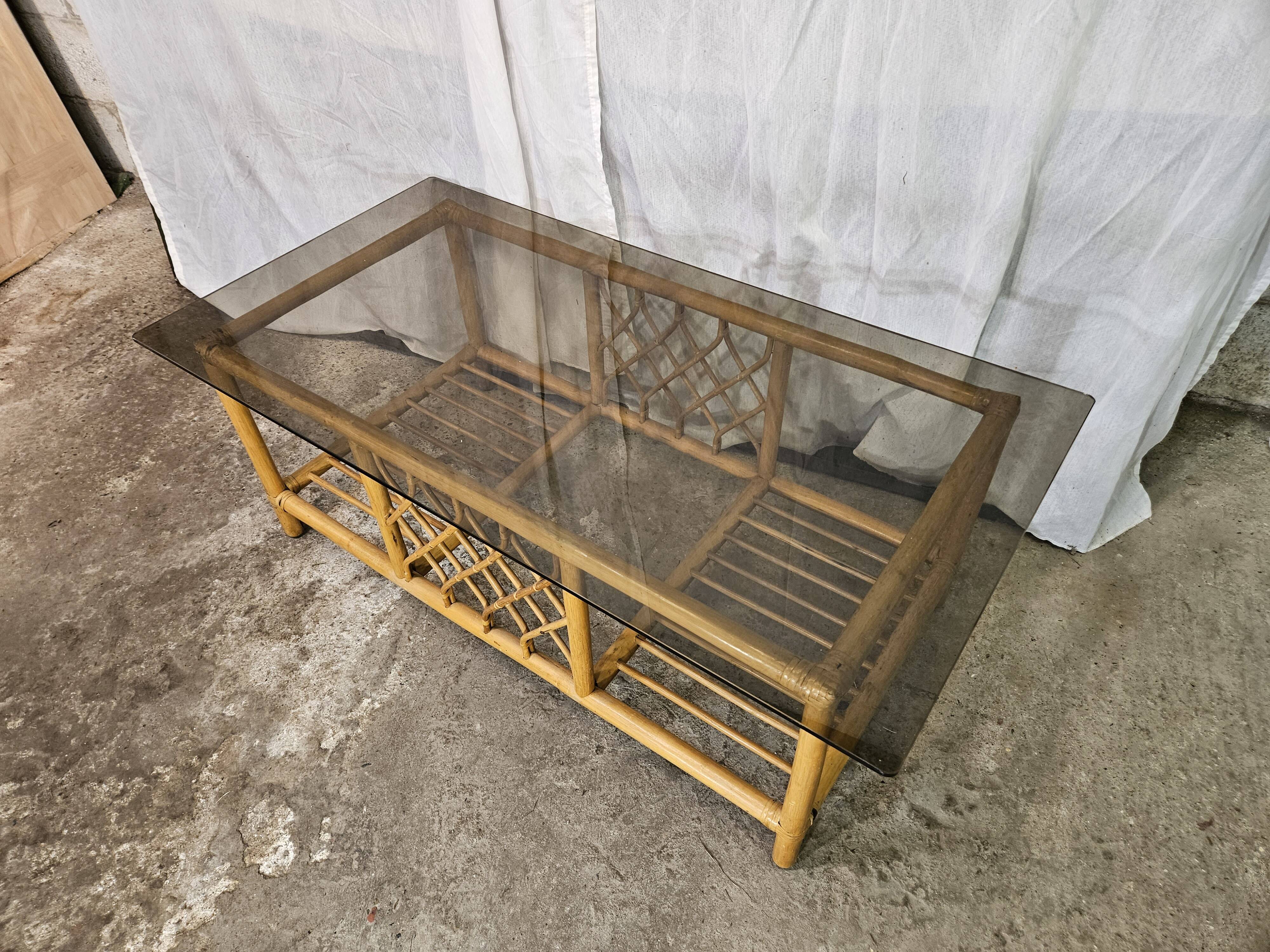 Table basse en rotin dessus verre fumé 1970