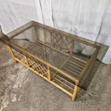 Table basse en rotin dessus verre fumé 1970