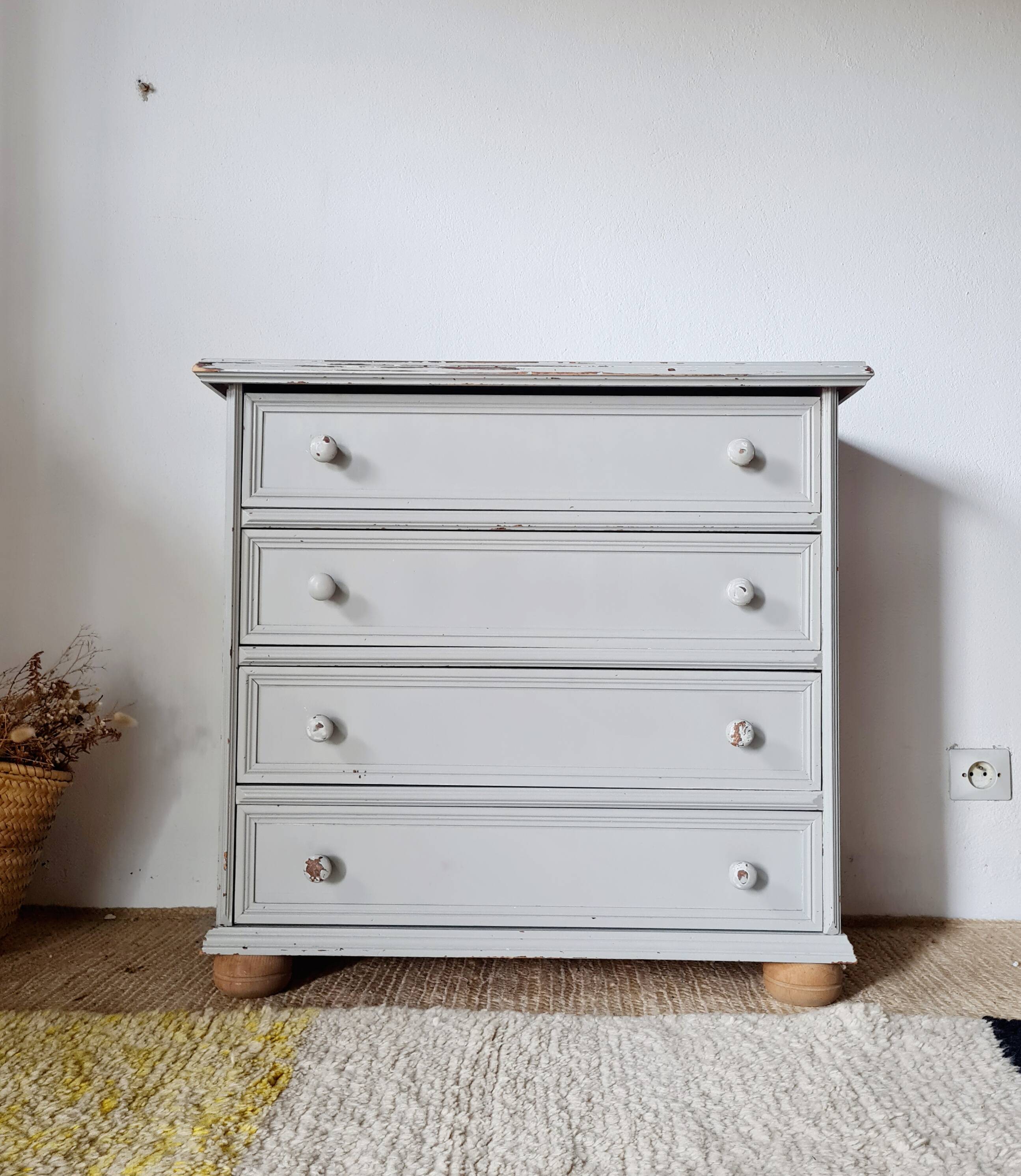 Antique chest of drawers with 4 drawers – Patinated pearl grey & ball feet