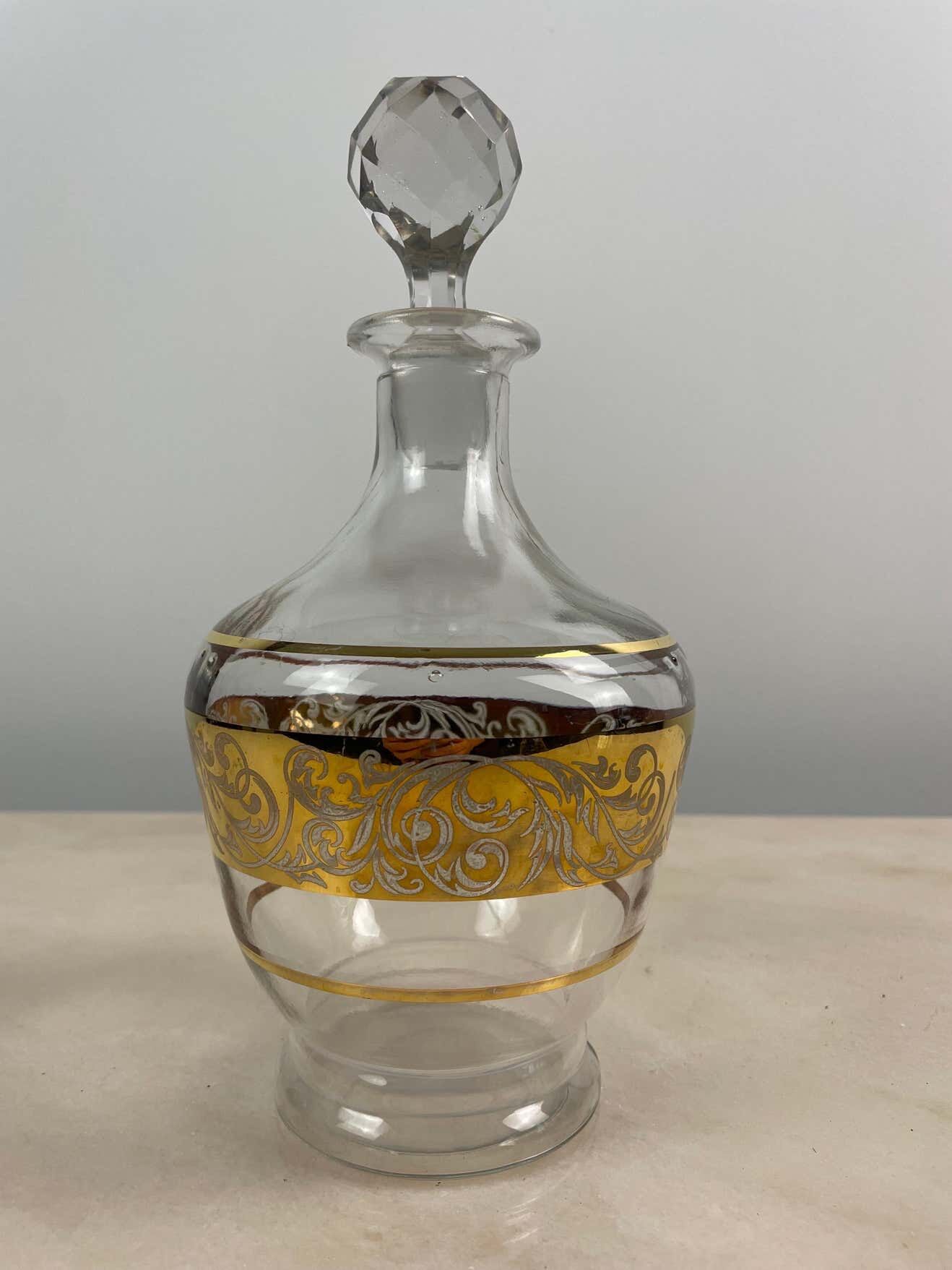 Produits Charming glass carafe with golden decoration