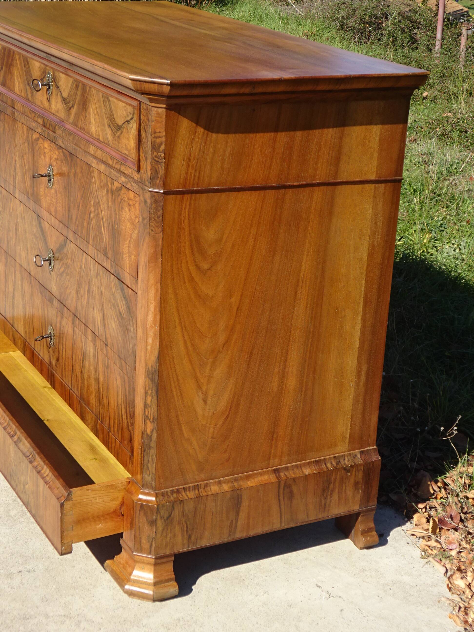 Commode en noyer et ronce de noyer style Louis Philippe