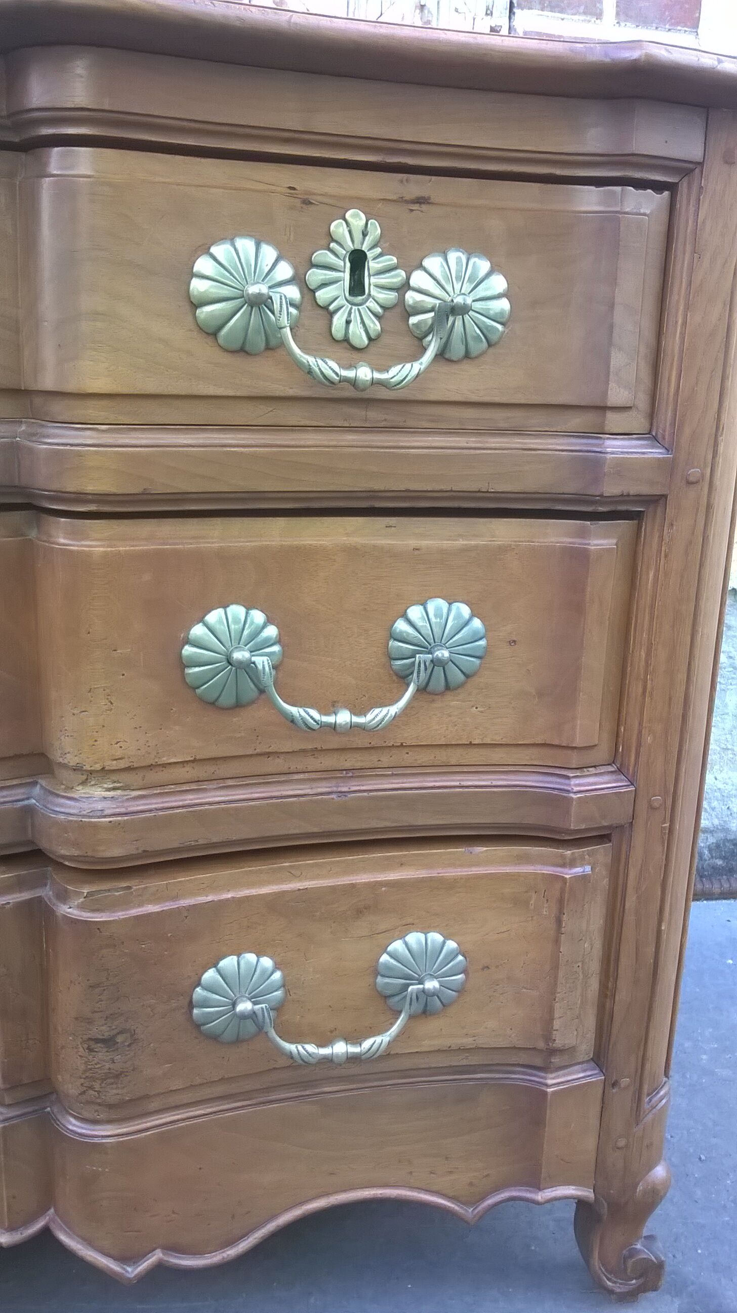Commode arbalète en noyer XVlle, Louis XV
