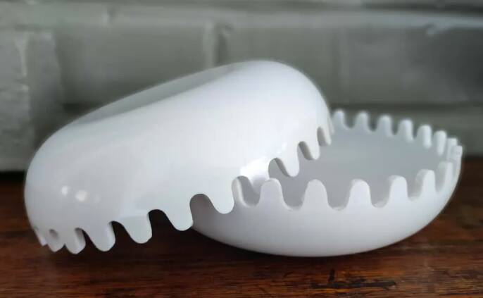 Mebel Clam ashtray from the 1970s by Alan Fletcher in white.