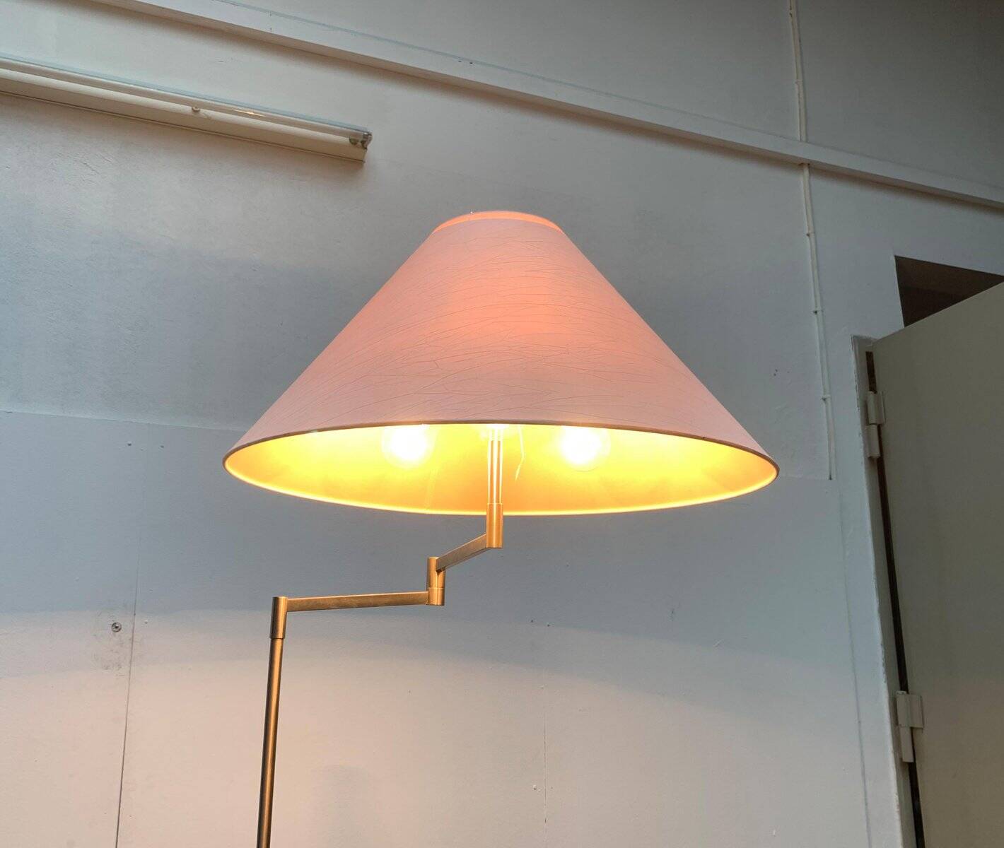 Adjustable floor lamp