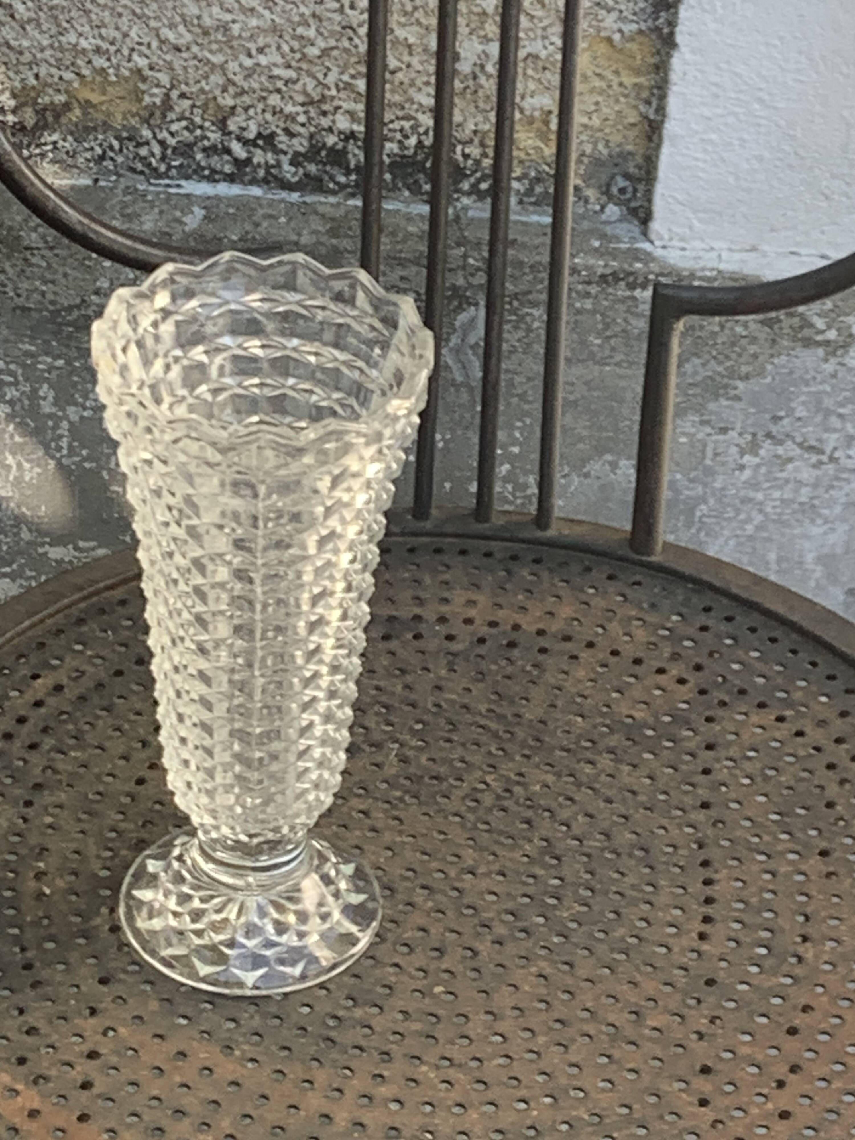 Lot de deux grands vases en verre transparent moule, sur pieds, vintage