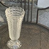 Lot de deux grands vases en verre transparent moule, sur pieds, vintage