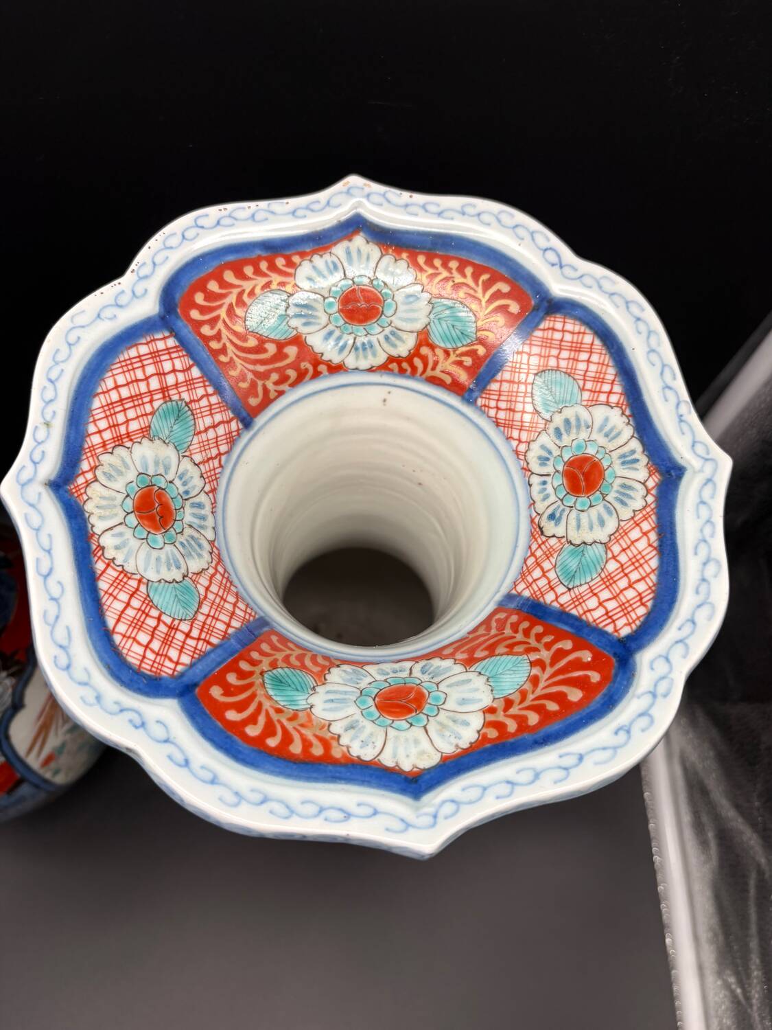 Paire de Vases Cornets Japonais Imari | Décor de Grues & Rouge de Fer