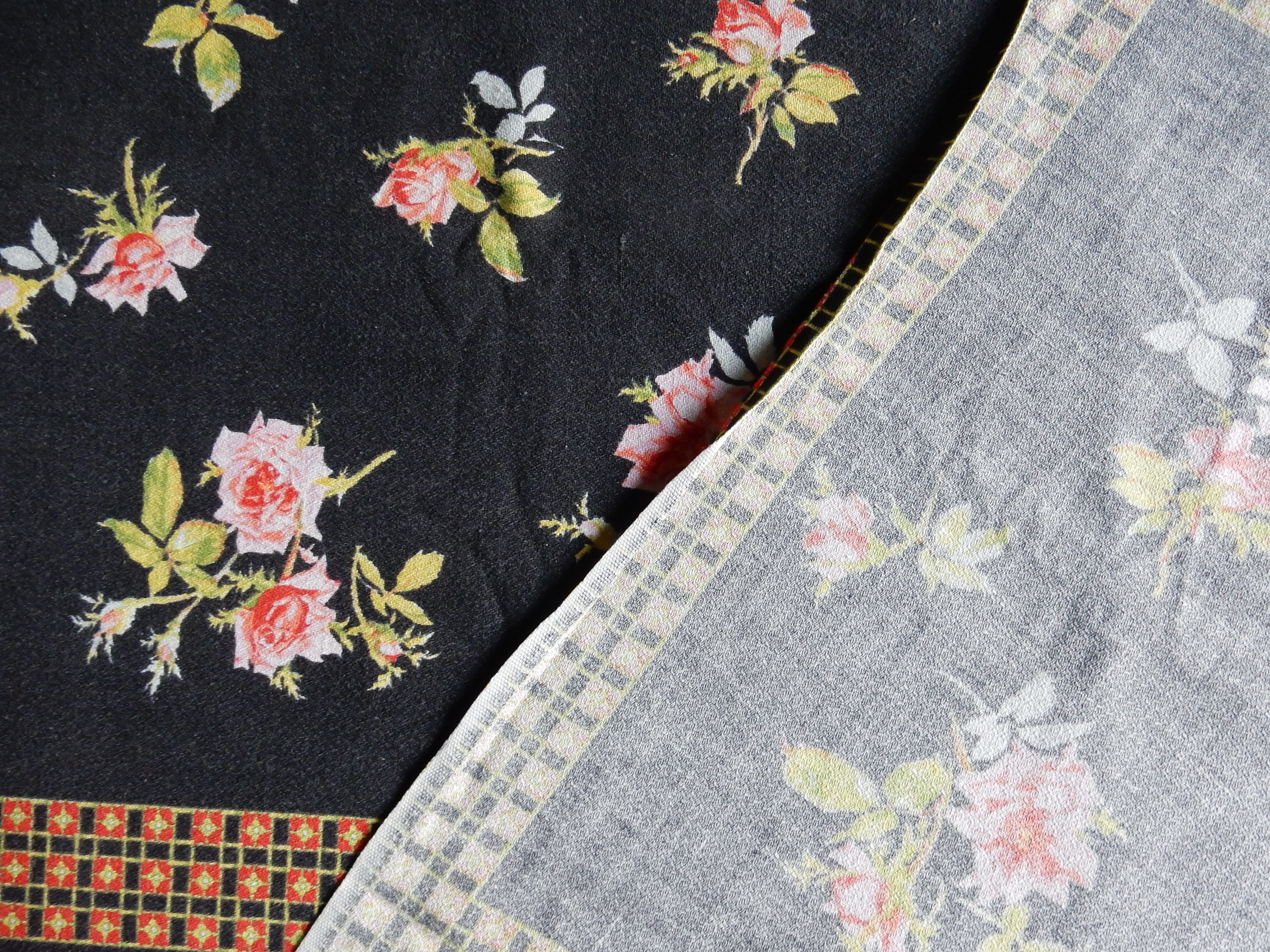 Black tablecloth with bouquets of roses