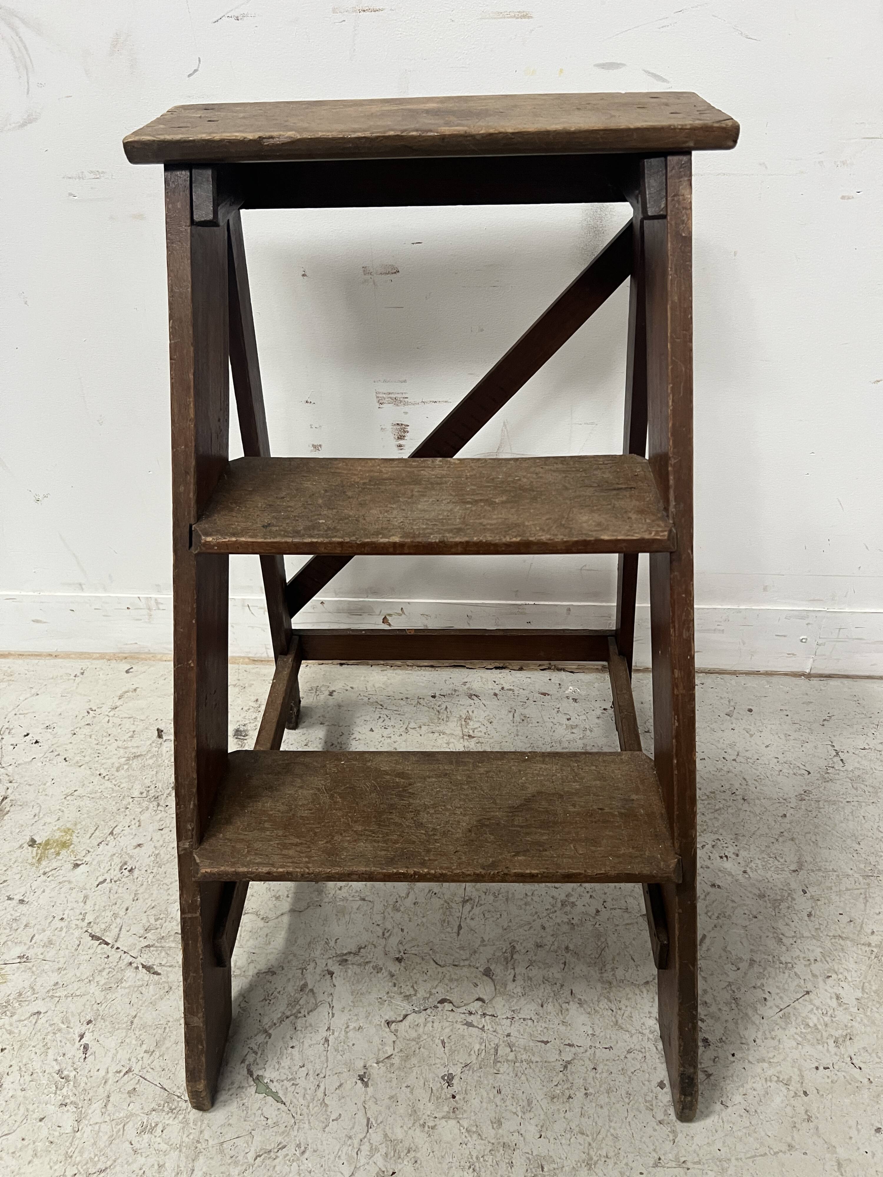 Library step stool with three steps in patinated beech, 20th century.