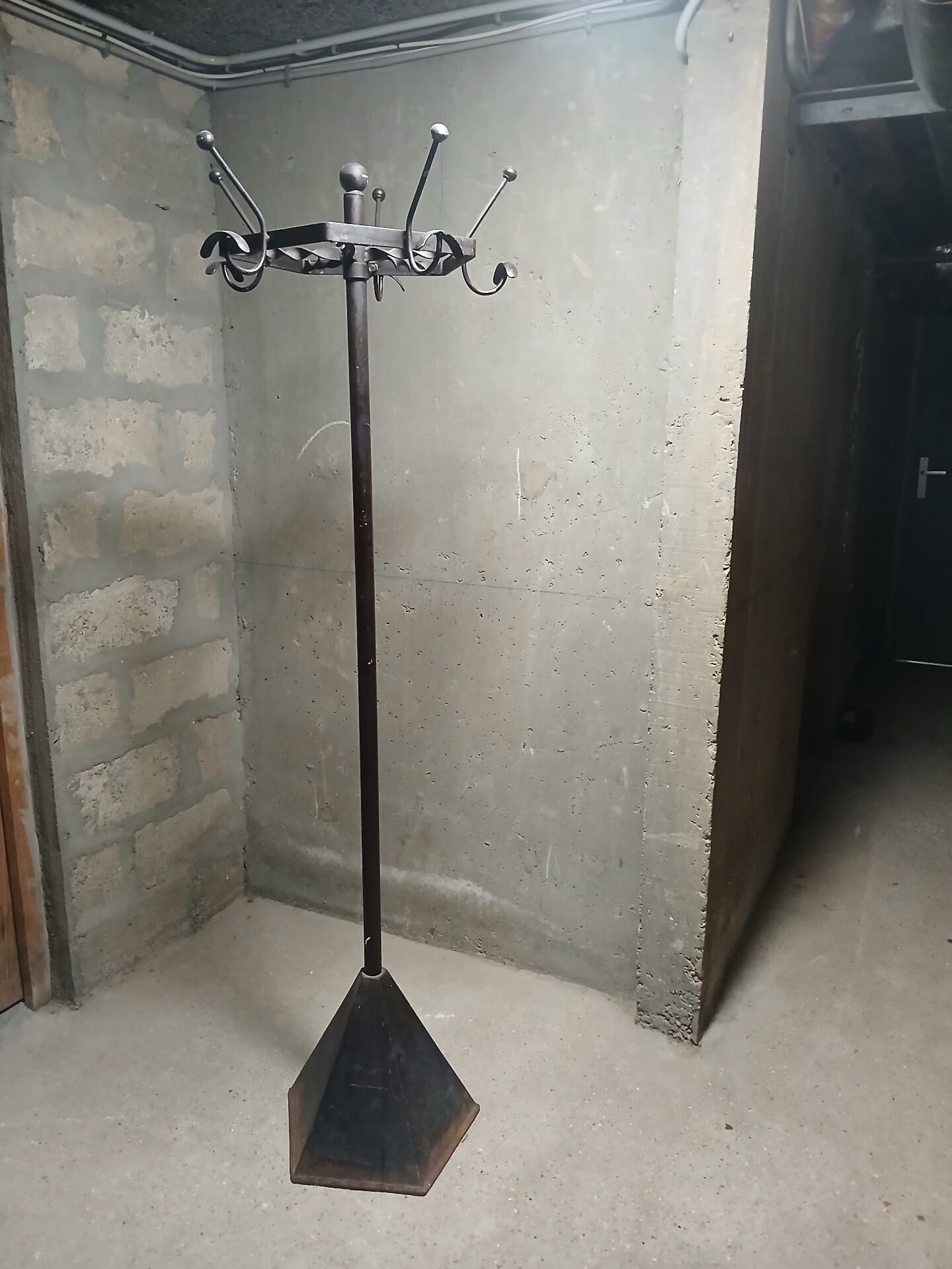 1970s freestanding coat rack